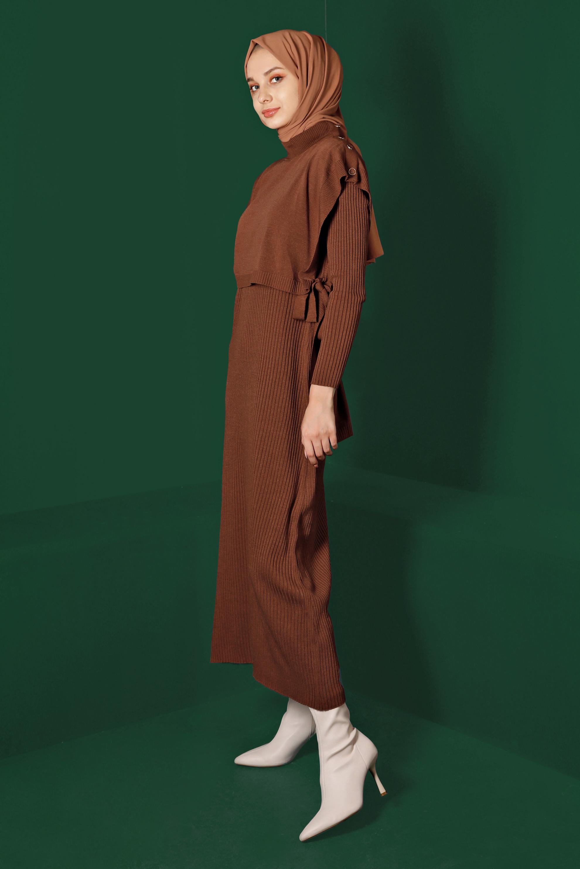 Tesettür giyim KAHVE BAĞLAMA DETAYLI PİLELİ TRİKO İKİLİ ELBİSE 43199