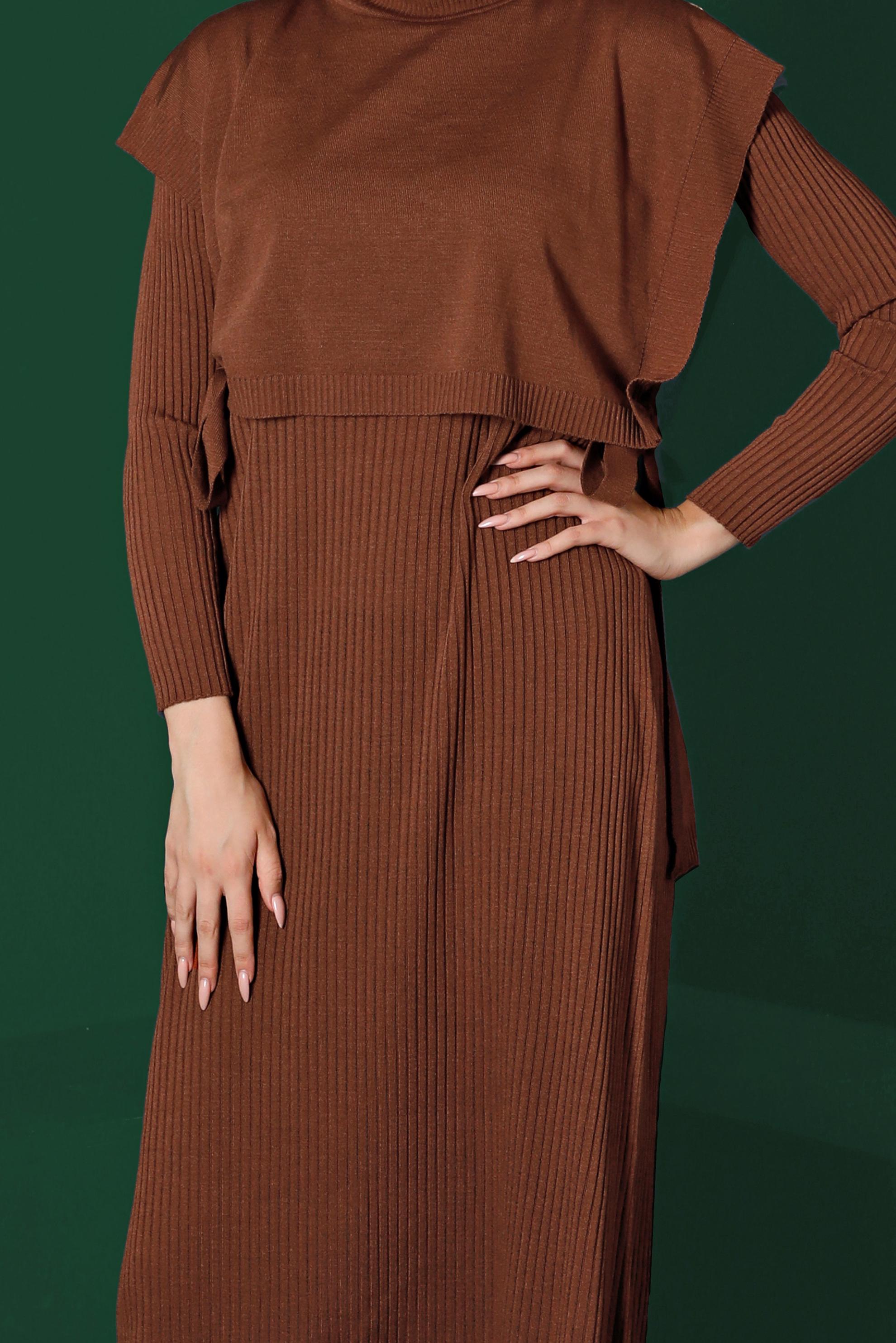 Tesettür giyim KAHVE BAĞLAMA DETAYLI PİLELİ TRİKO İKİLİ ELBİSE 43199