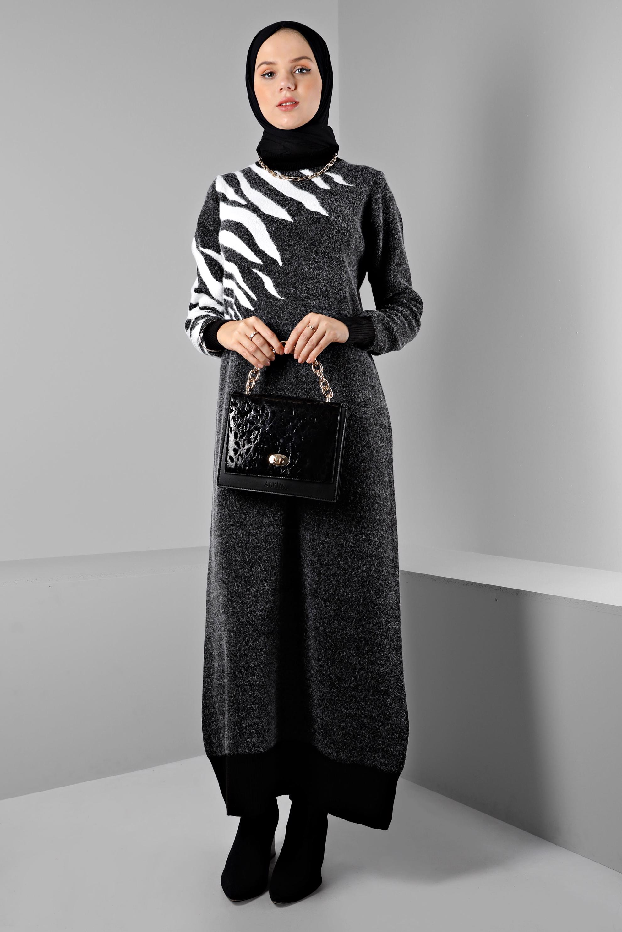 Tesettür giyim SİYAH ZEBRA DESENLİ TRİKO ELBİSE 43203	