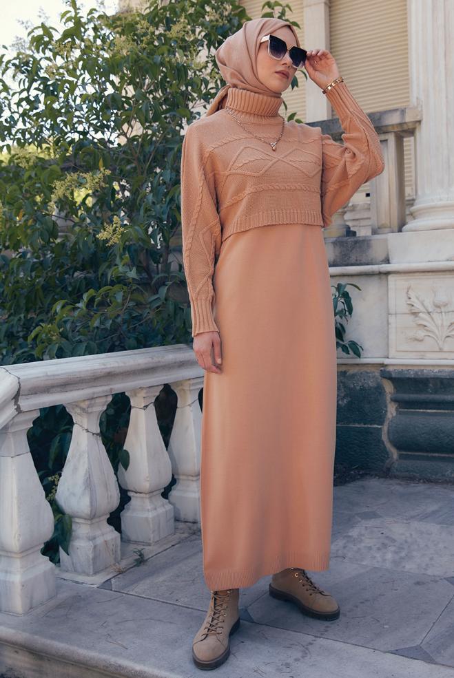 Tesettür giyim  BALIKÇI YAKA KENDİNDEN DESENLİ TRİKO İKİLİ ELBİSE 43204 - ALVİNA