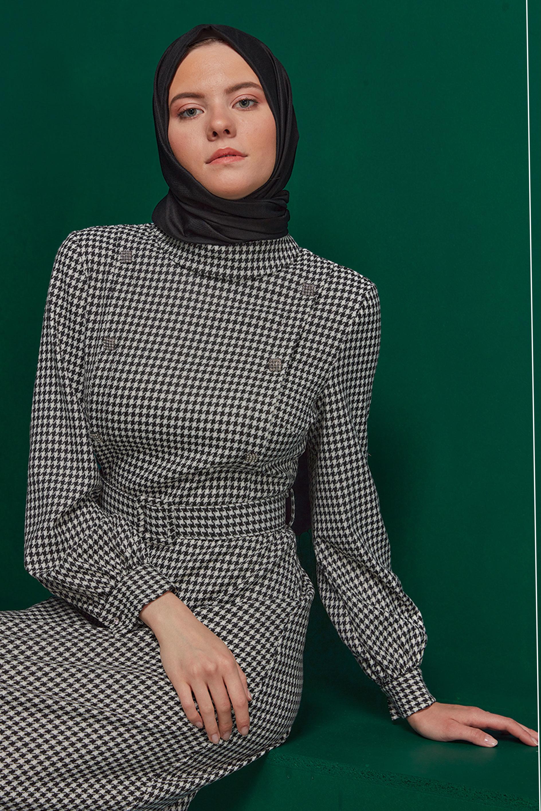 Tesettür giyim SİYAH KAZAYAĞI DESENLİ TAŞLI ELBİSE 43292 