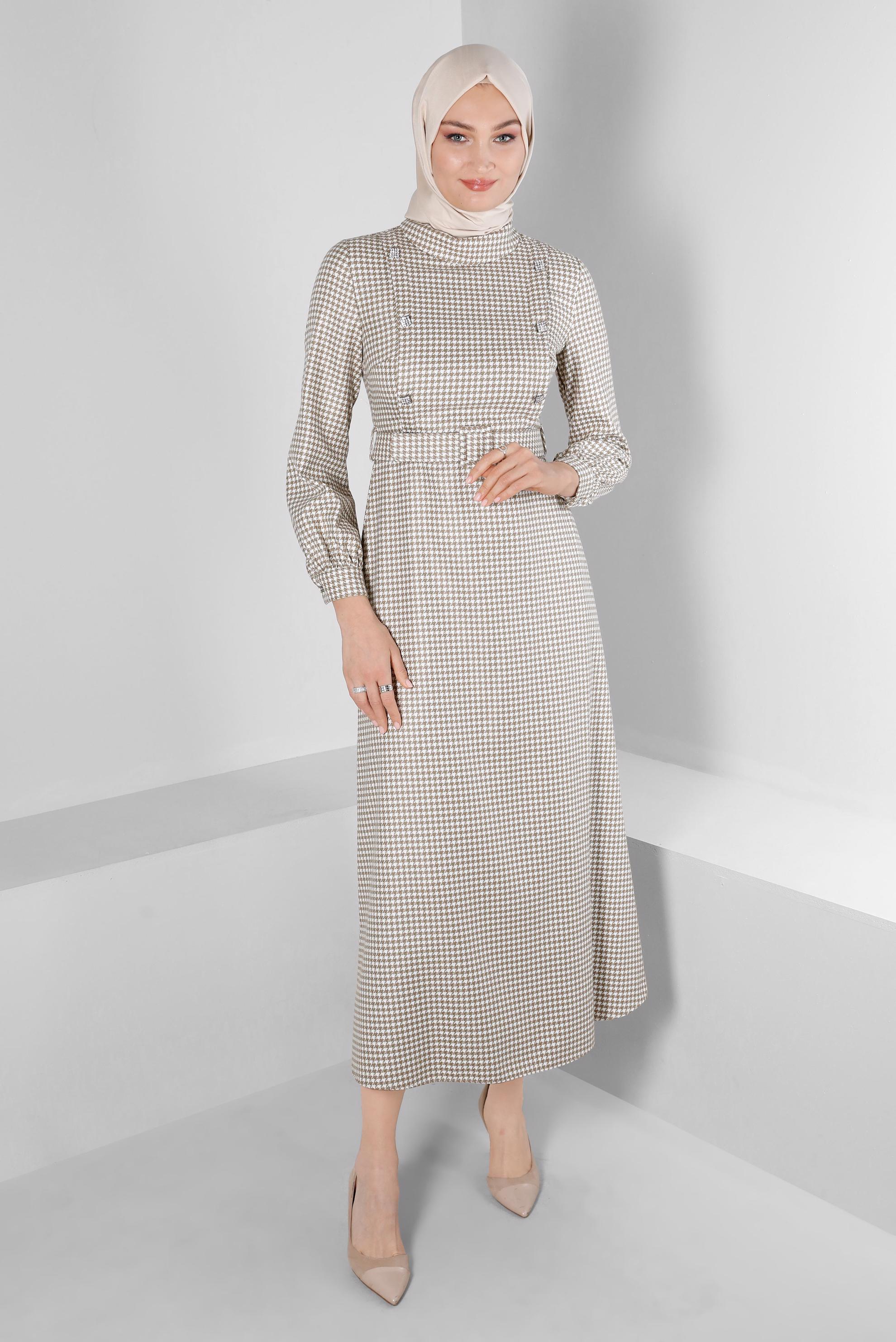 Tesettür giyim BEJ KAZAYAĞI DESENLİ TAŞLI ELBİSE 43292 