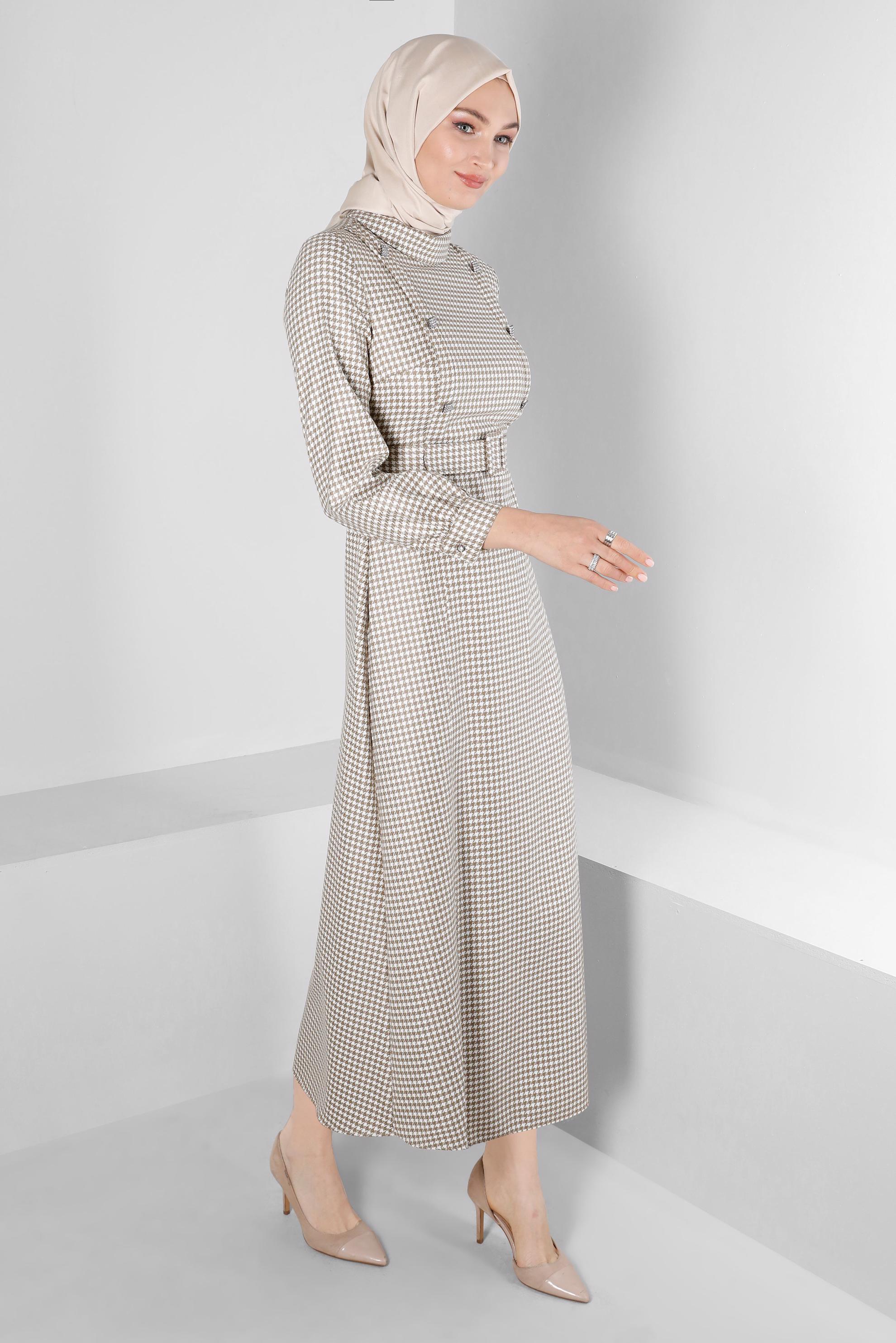 Tesettür giyim BEJ KAZAYAĞI DESENLİ TAŞLI ELBİSE 43292 