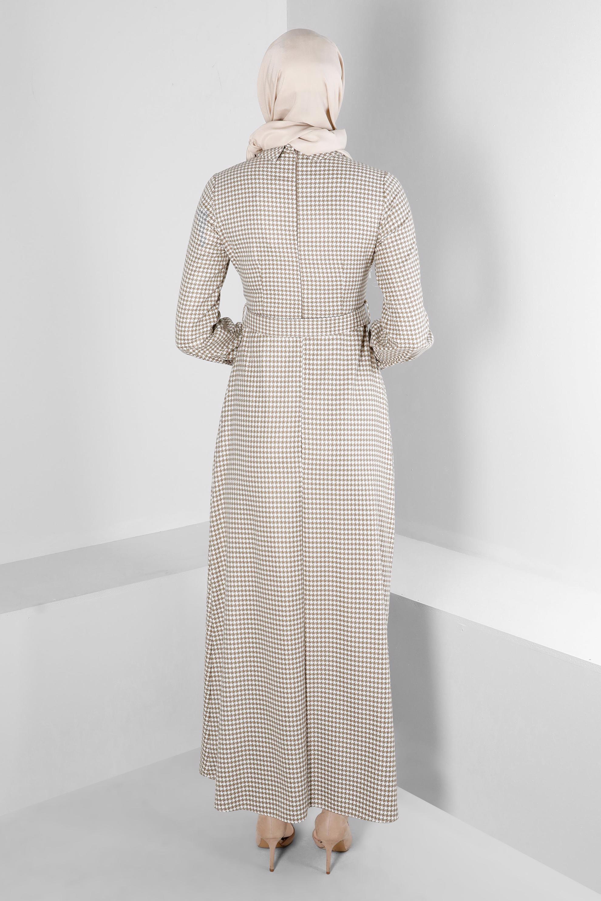 Tesettür giyim BEJ KAZAYAĞI DESENLİ TAŞLI ELBİSE 43292 