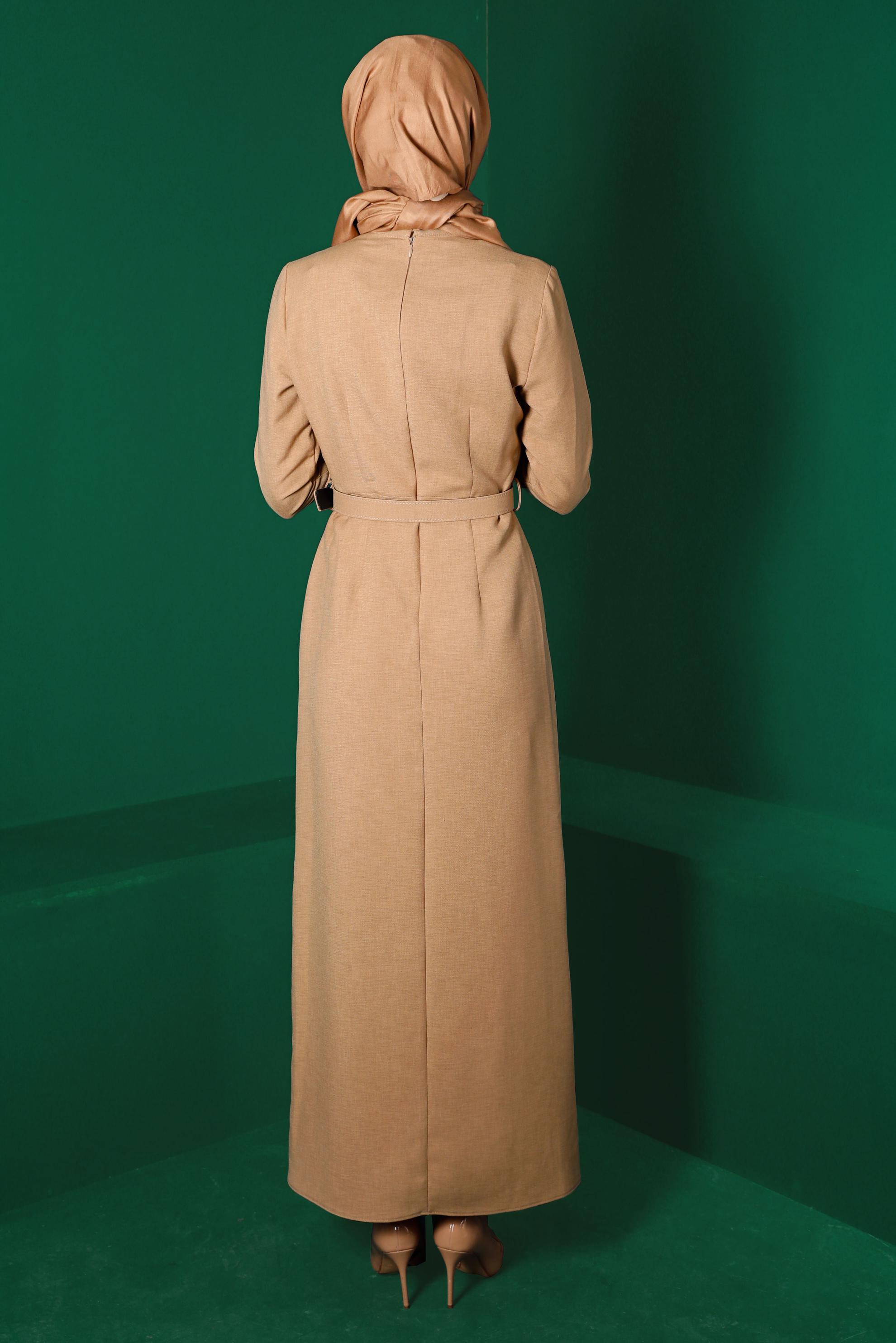 Tesettür giyim BEJ DÜĞME DETAYLI KEMERLİ ELBİSE 43294 