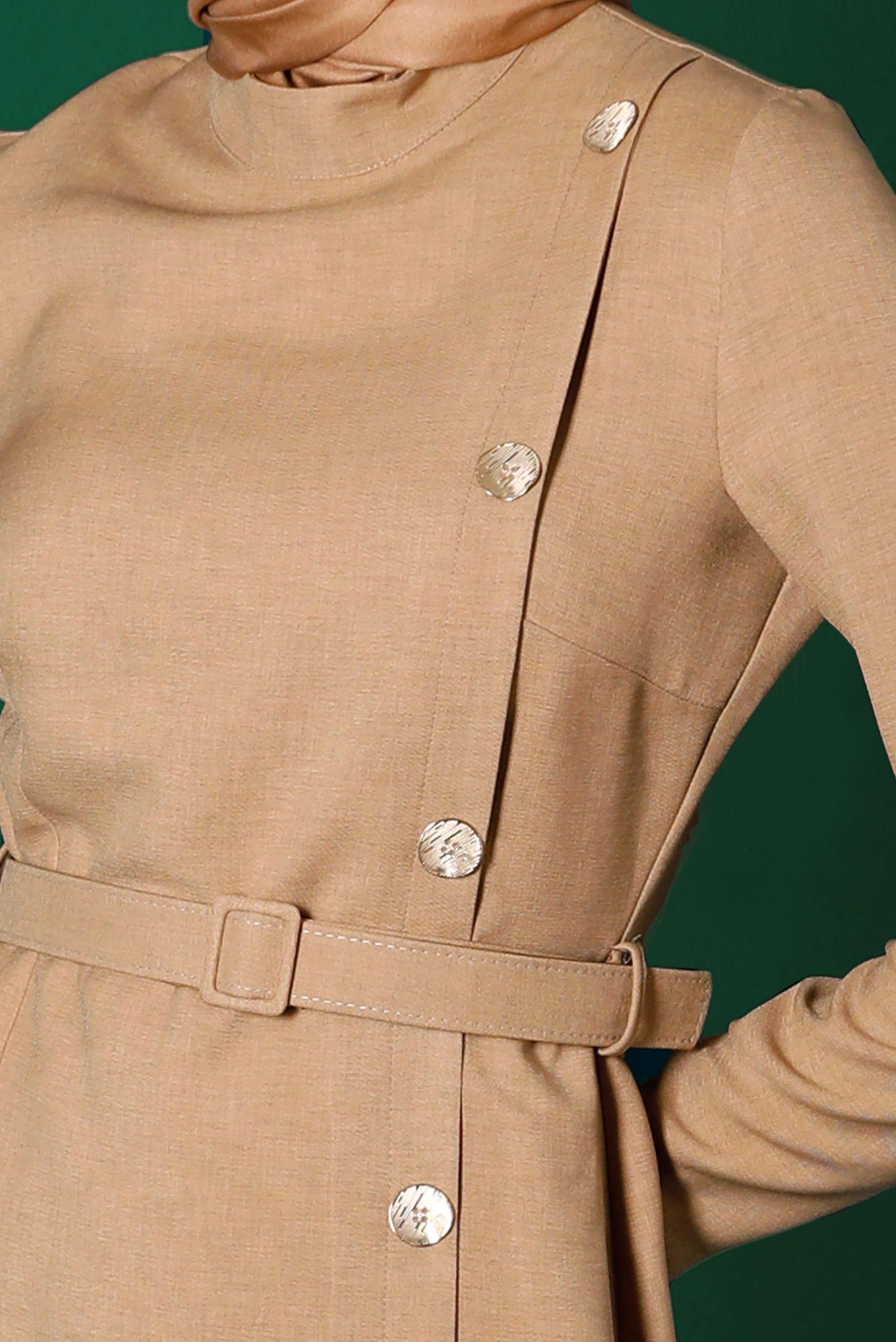 Tesettür giyim BEJ DÜĞME DETAYLI KEMERLİ ELBİSE 43294 