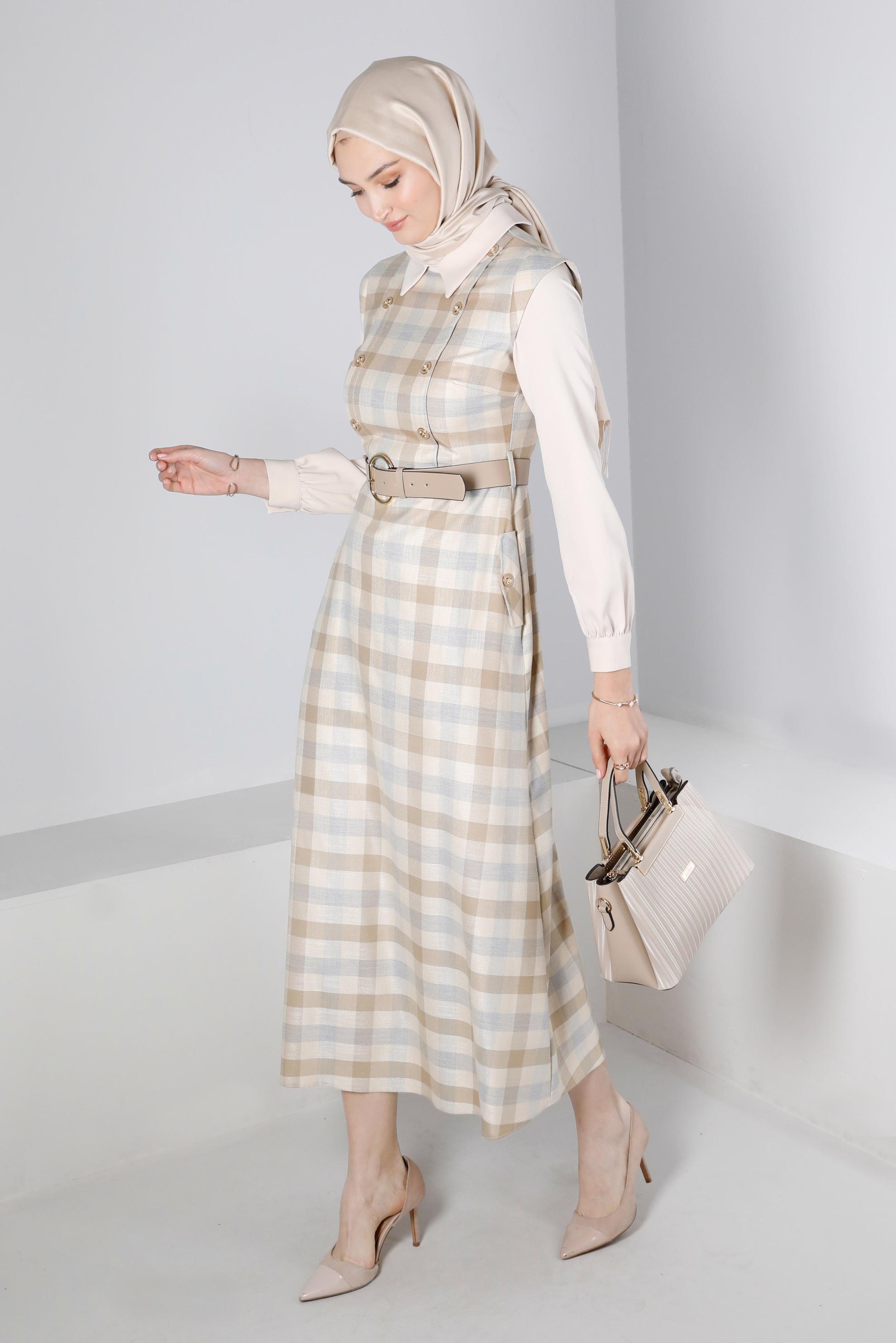 Tesettür giyim BEJ KARELİ DÜĞME DETAYLI ELBİSE 43326 