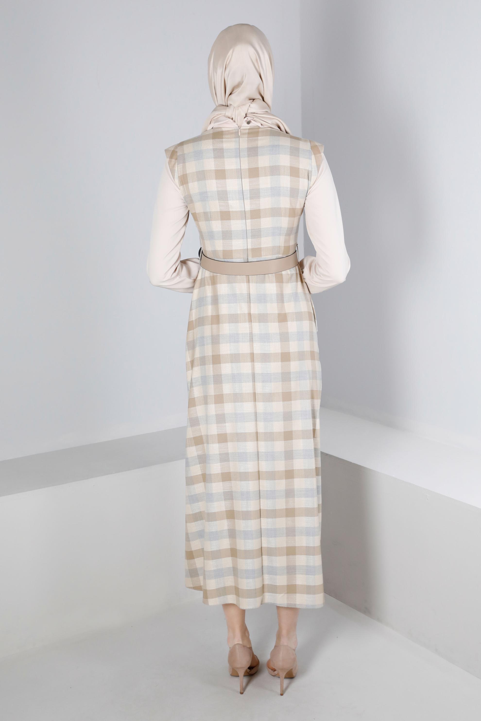 Tesettür giyim BEJ KARELİ DÜĞME DETAYLI ELBİSE 43326 