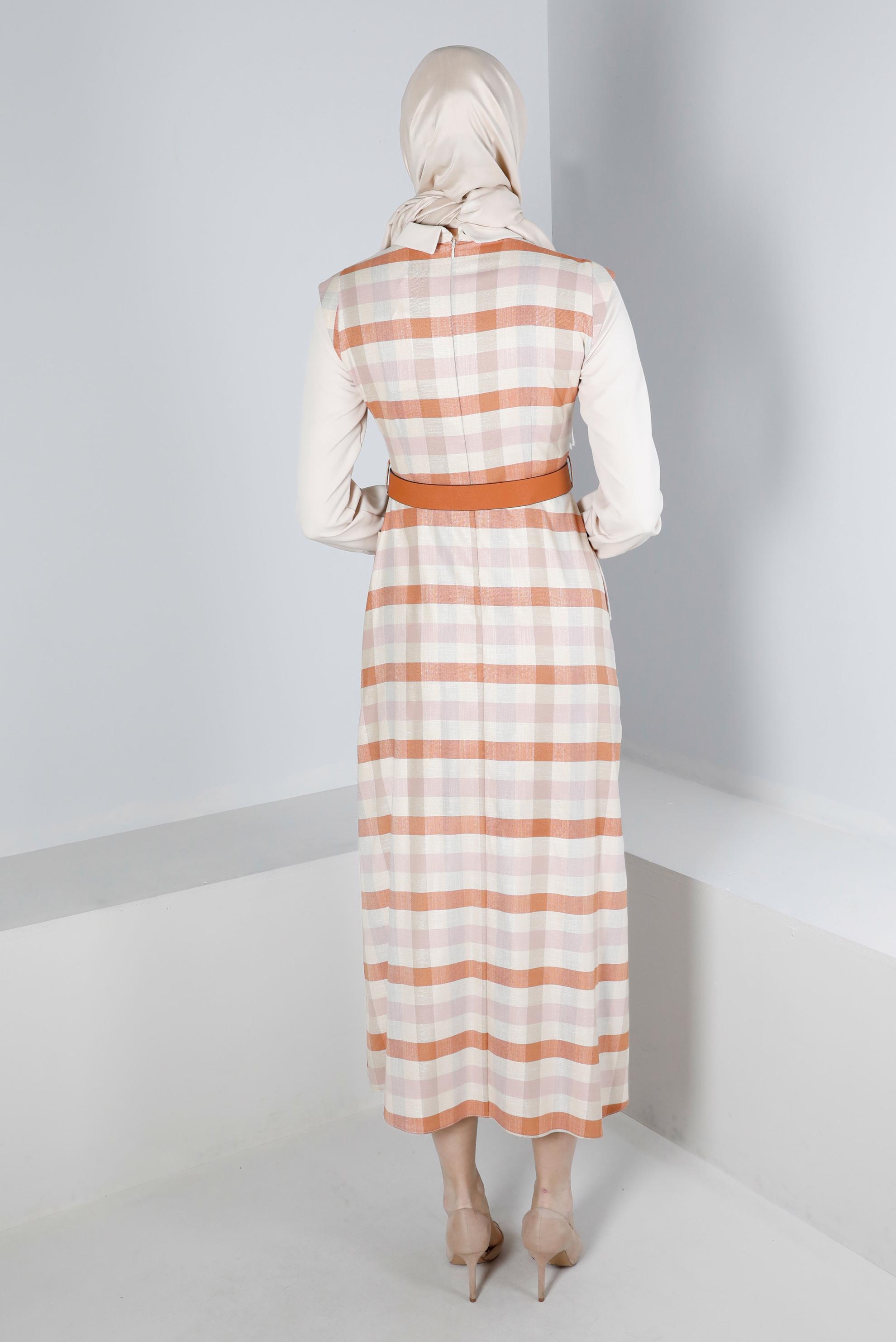 Tesettür giyim TURUNCU KARELİ DÜĞME DETAYLI ELBİSE 43326 