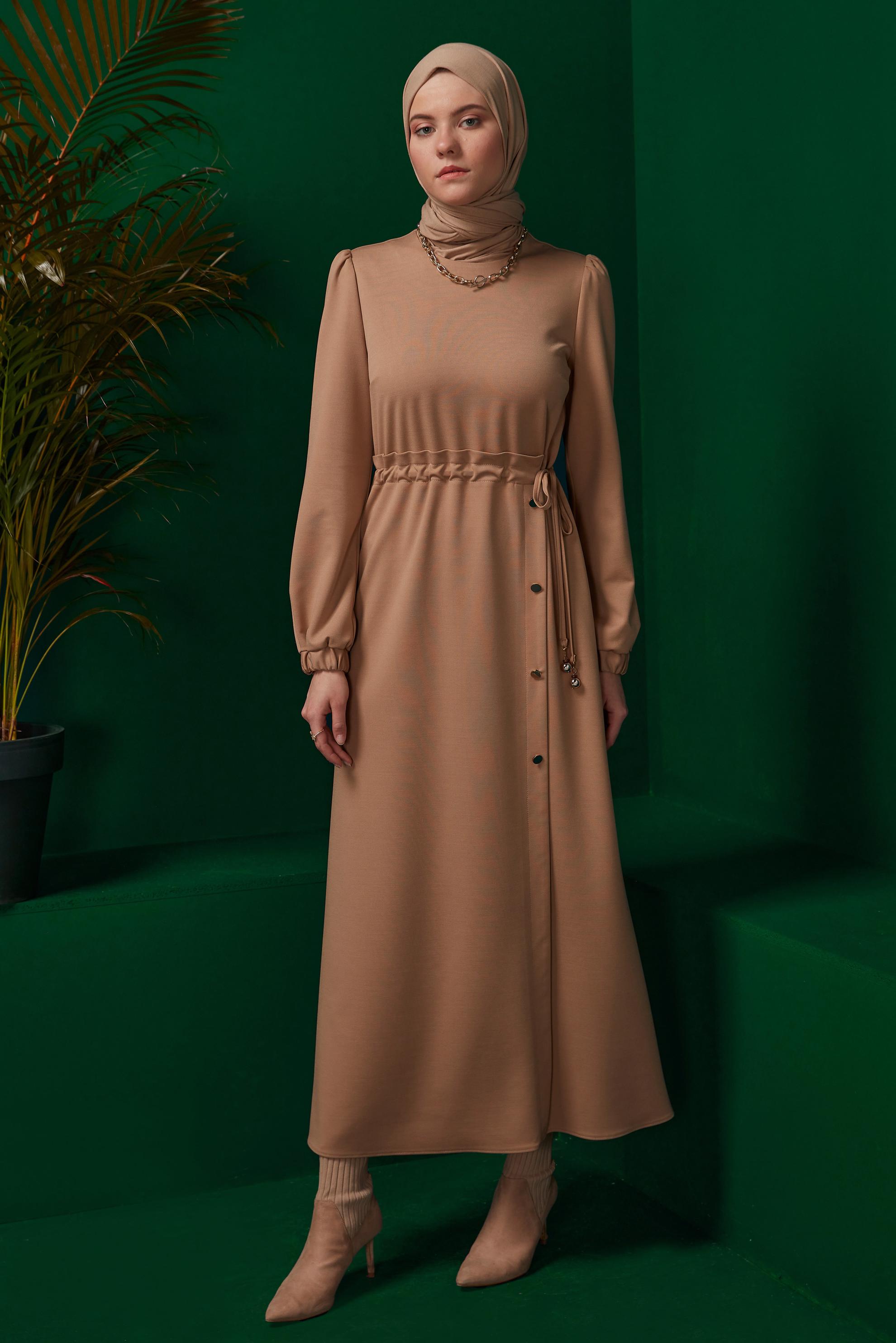 Tesettür giyim BEJ MANŞETLERİ LASTİKLİ BELİ BÜZGÜLÜ ELBİSE 43328
