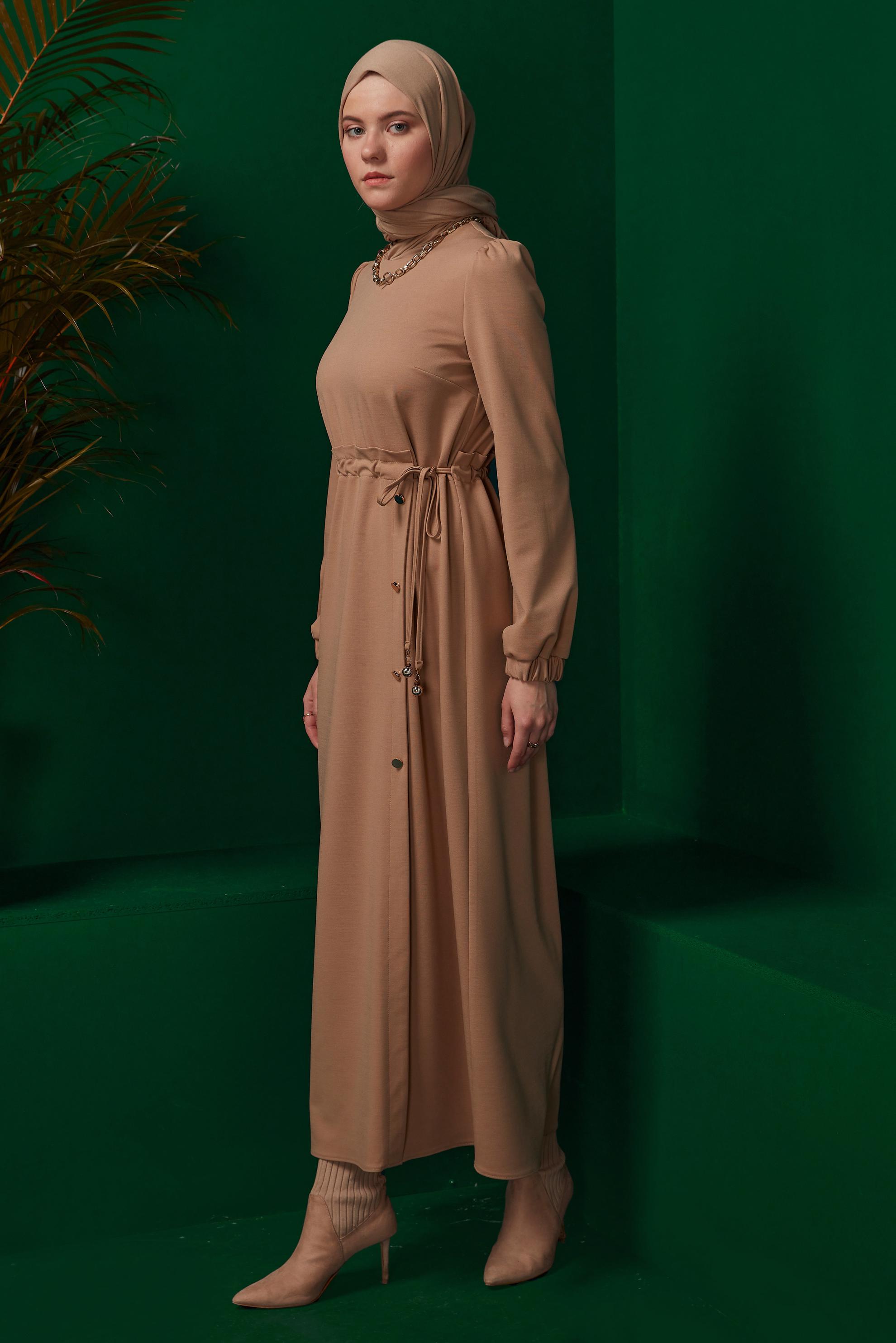 Tesettür giyim BEJ MANŞETLERİ LASTİKLİ BELİ BÜZGÜLÜ ELBİSE 43328