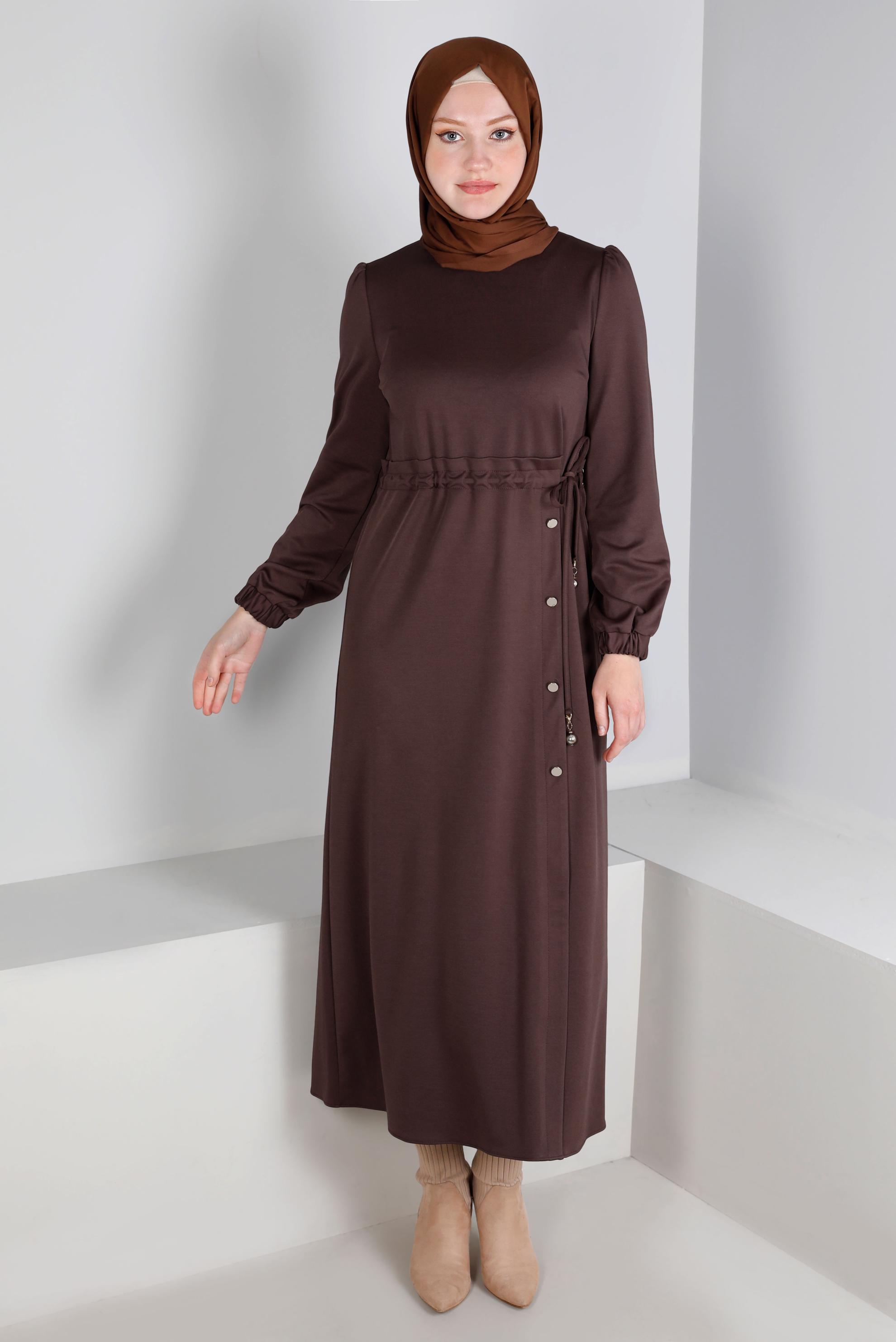 Tesettür giyim KAHVE MANŞETLERİ LASTİKLİ BELİ BÜZGÜLÜ ELBİSE 43328