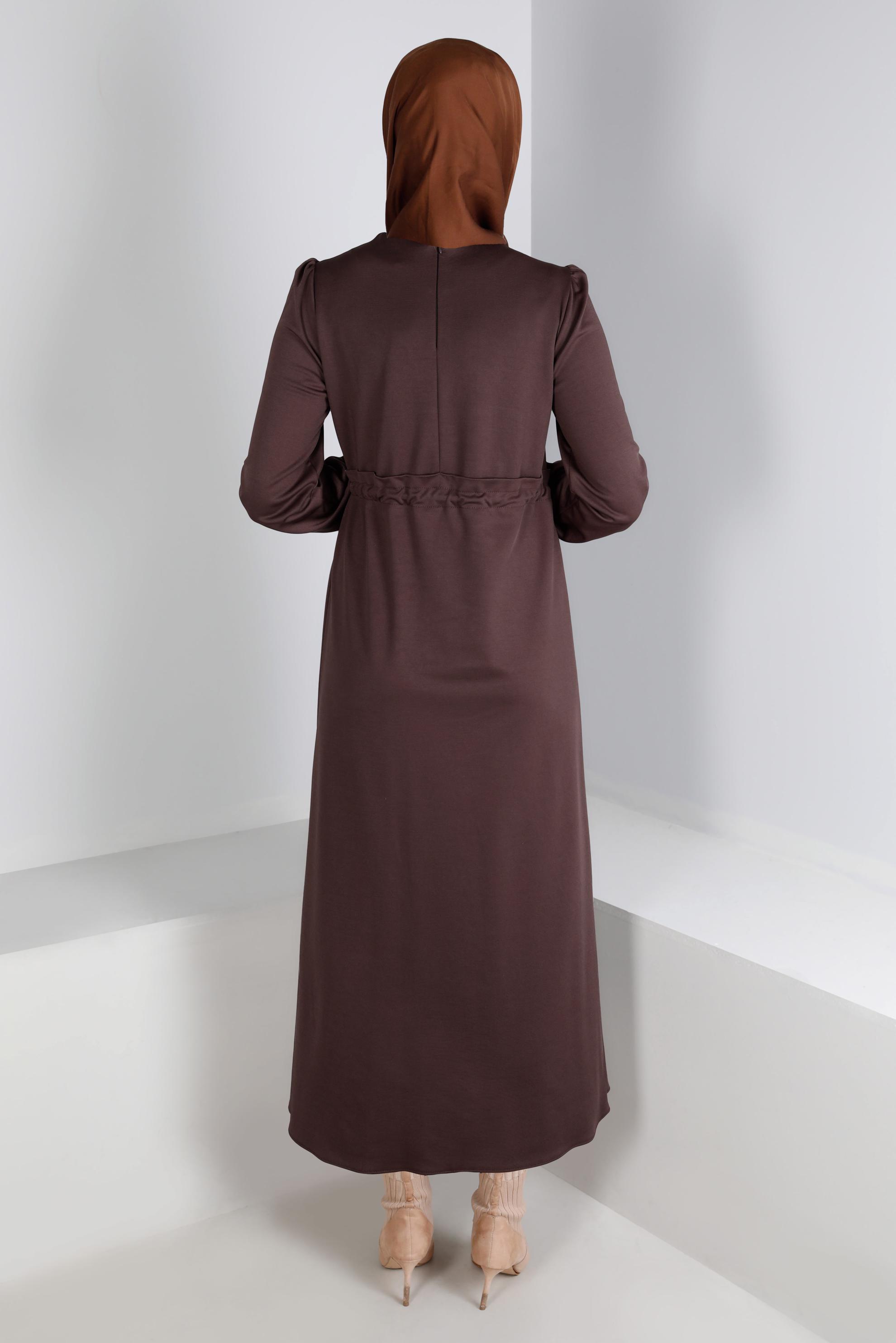 Tesettür giyim KAHVE MANŞETLERİ LASTİKLİ BELİ BÜZGÜLÜ ELBİSE 43328