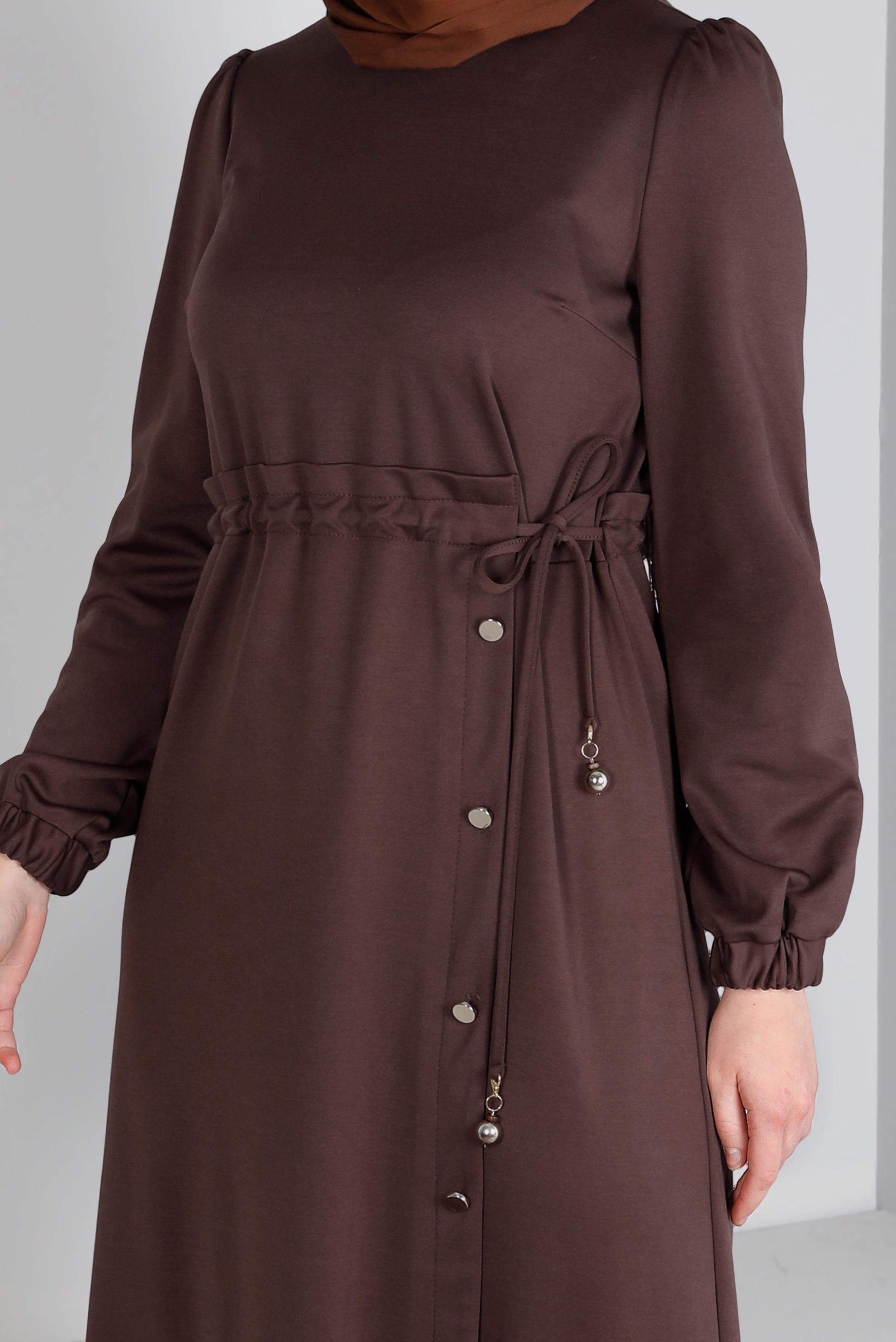 Tesettür giyim KAHVE MANŞETLERİ LASTİKLİ BELİ BÜZGÜLÜ ELBİSE 43328