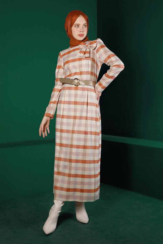 Tesettür giyim TURUNCU FİYONK DETAYLI EKOSE ELBİSE 43329  - ALVİNA