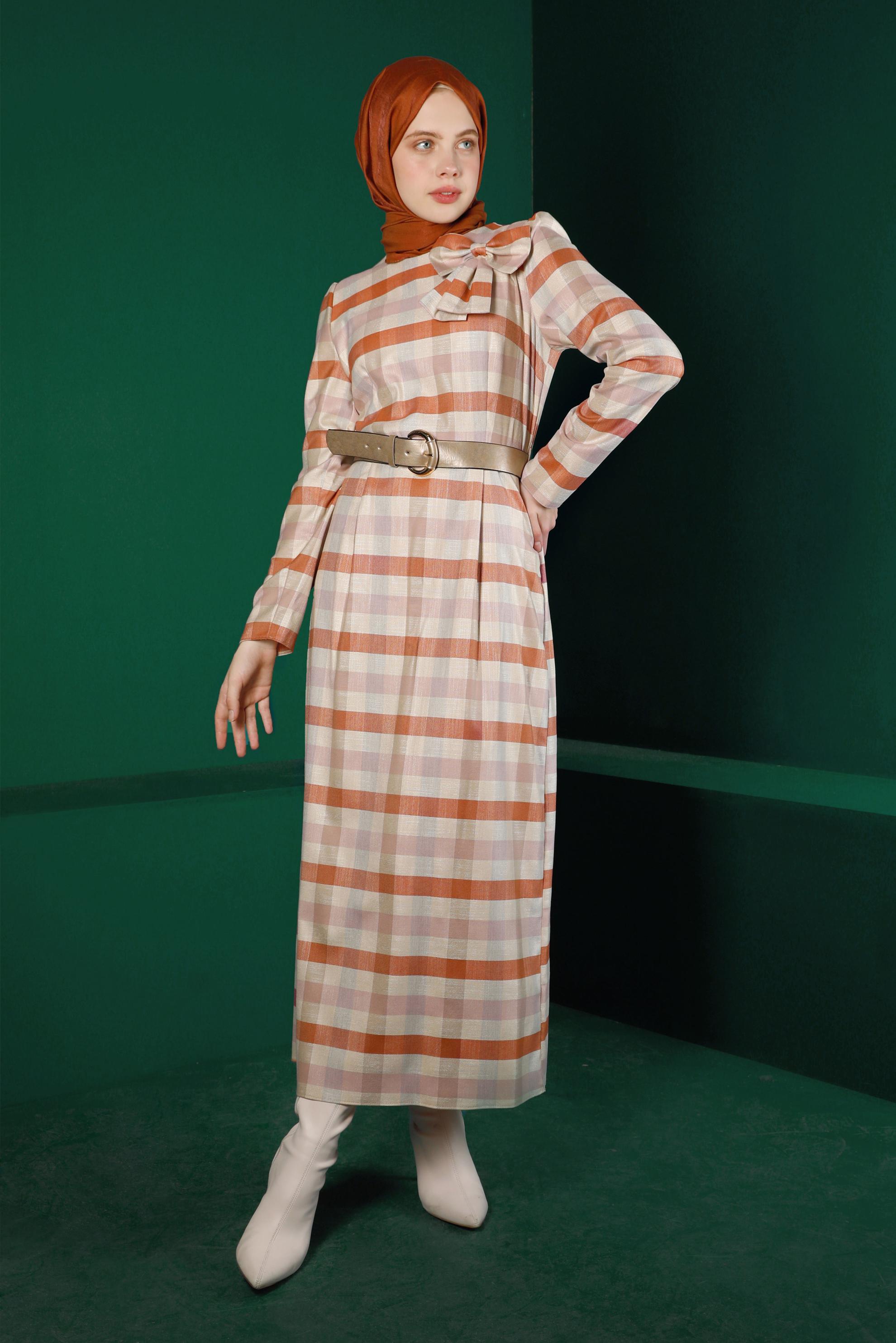 Tesettür giyim TURUNCU FİYONK DETAYLI EKOSE ELBİSE 43329 