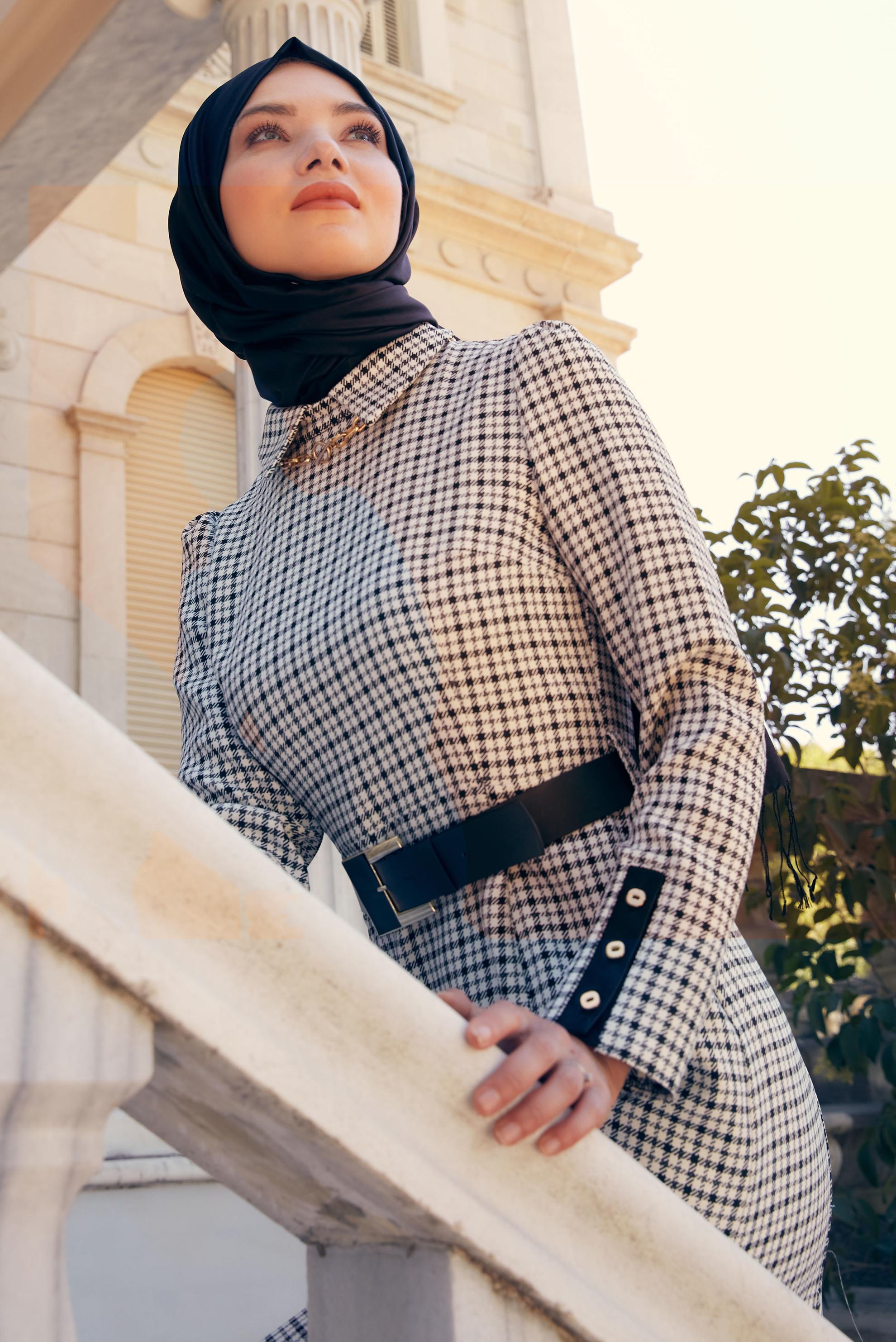 Tesettür giyim BEYAZ MANŞETLERİ DÜĞMELİ EKOSE ELBİSE 43370