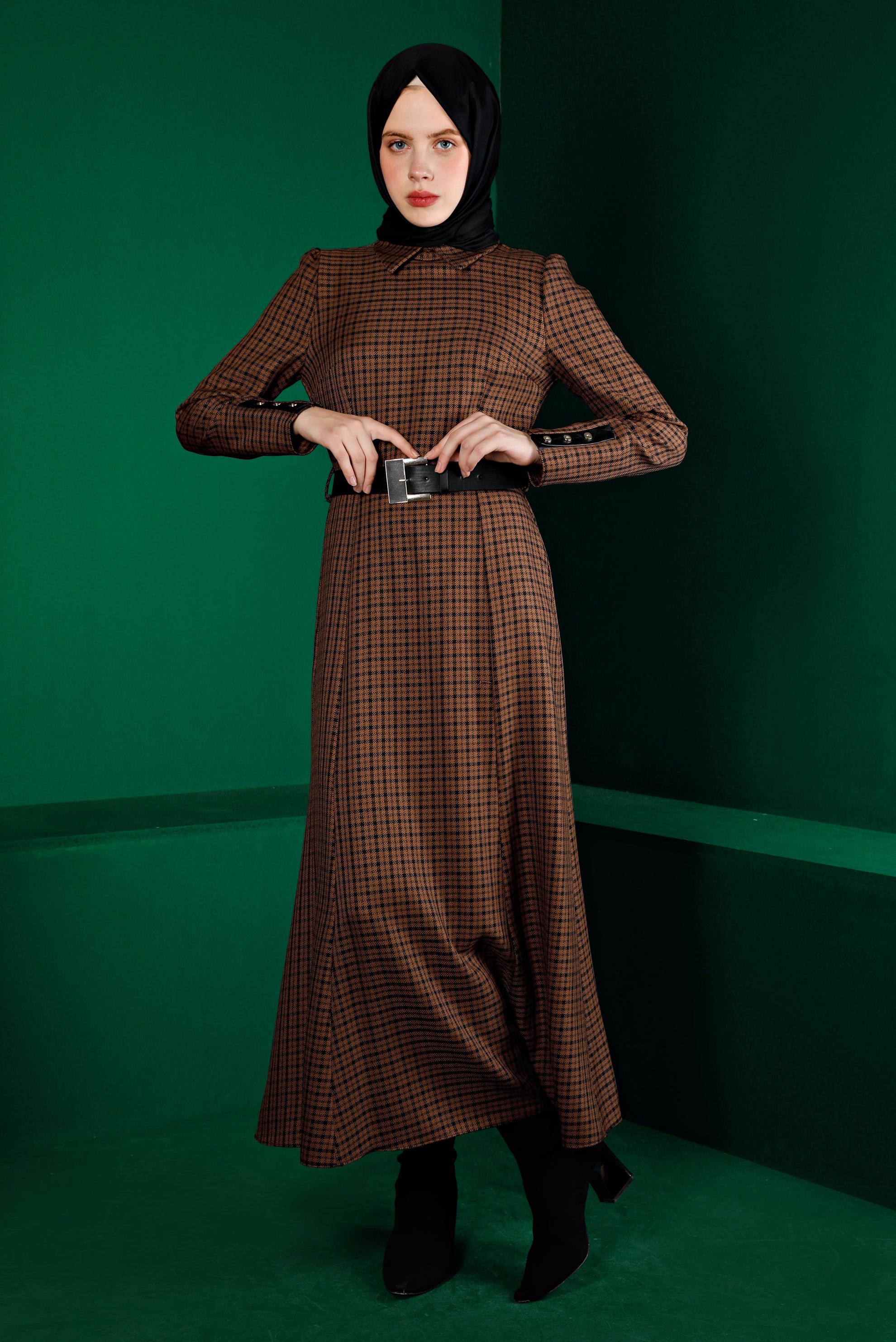 Tesettür giyim TABA MANŞETLERİ DÜĞMELİ EKOSE ELBİSE 43370