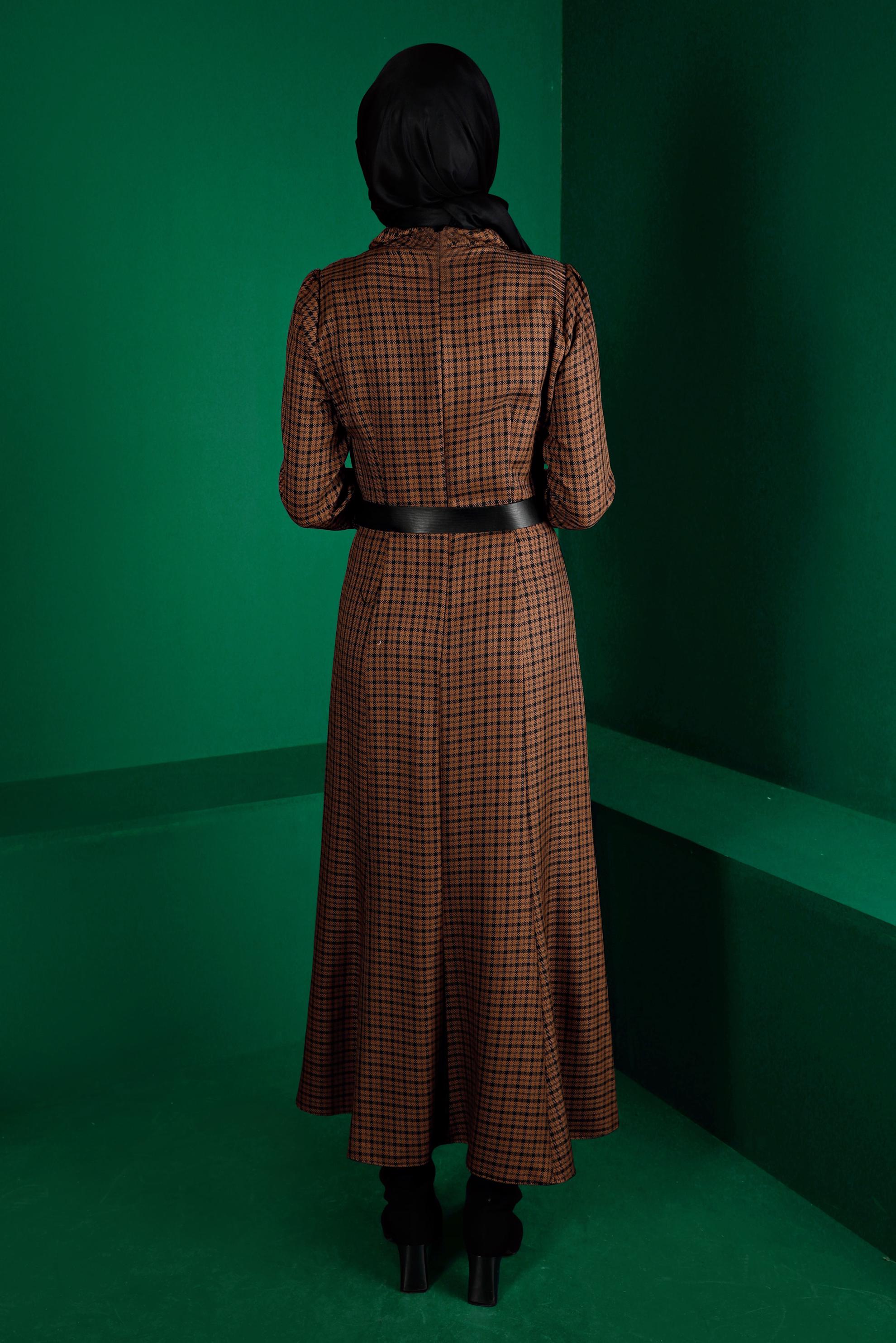 Tesettür giyim TABA MANŞETLERİ DÜĞMELİ EKOSE ELBİSE 43370