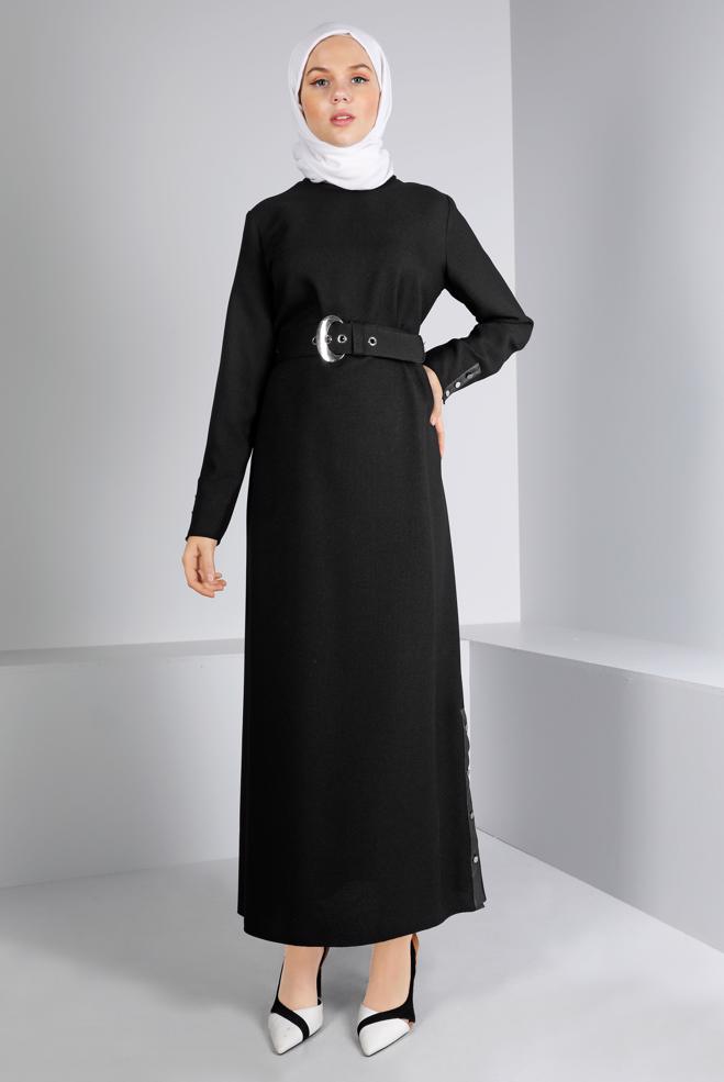 Tesettür giyim SİYAH KEMERLİ DÜĞME DETAYLI ELBİSE 43383 - ALVİNA