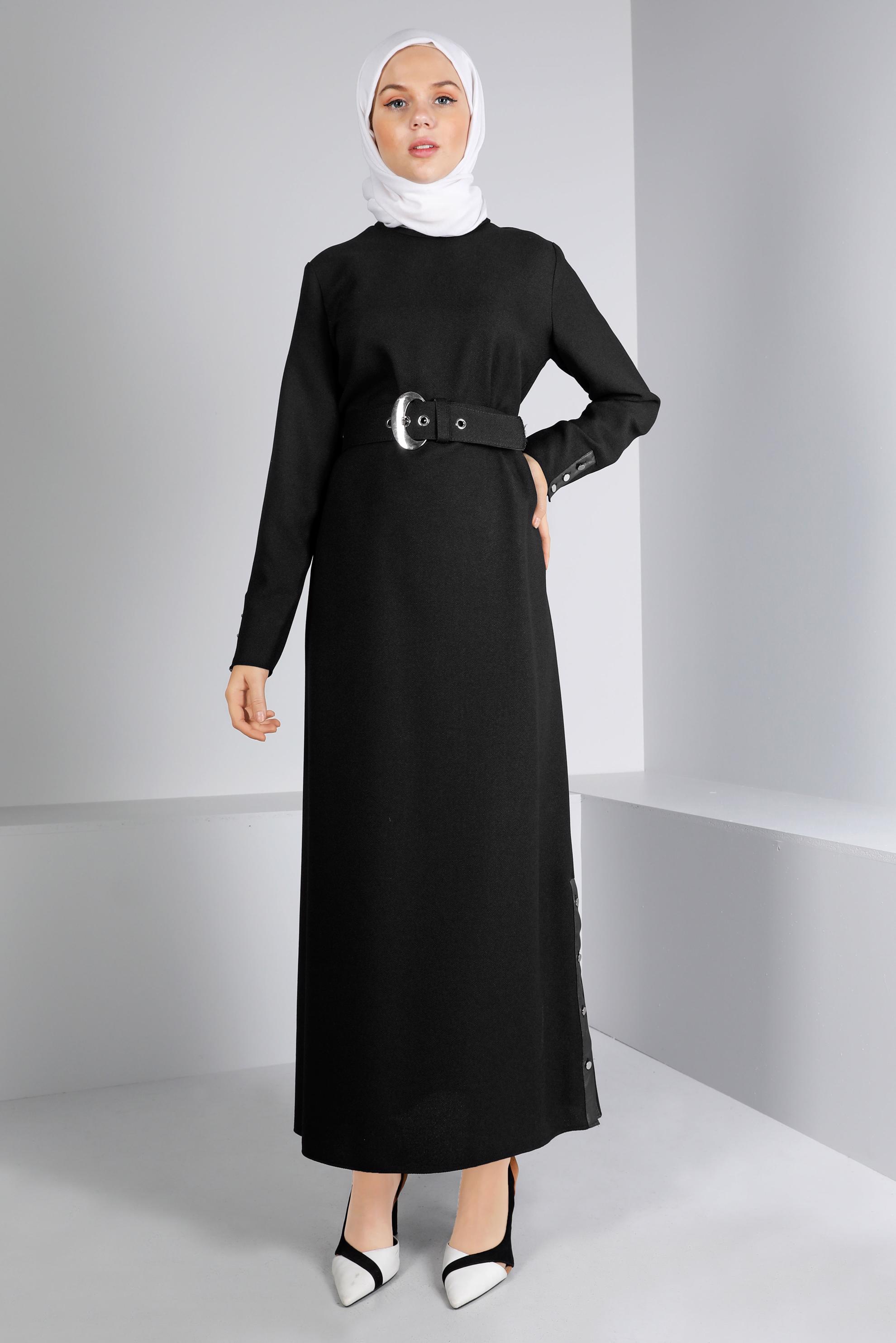 Tesettür giyim SİYAH KEMERLİ DÜĞME DETAYLI ELBİSE 43383