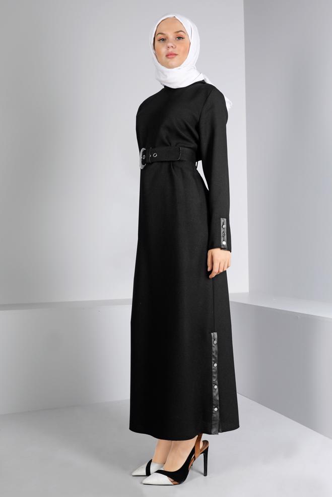 Tesettür giyim SİYAH KEMERLİ DÜĞME DETAYLI ELBİSE 43383 - ALVİNA