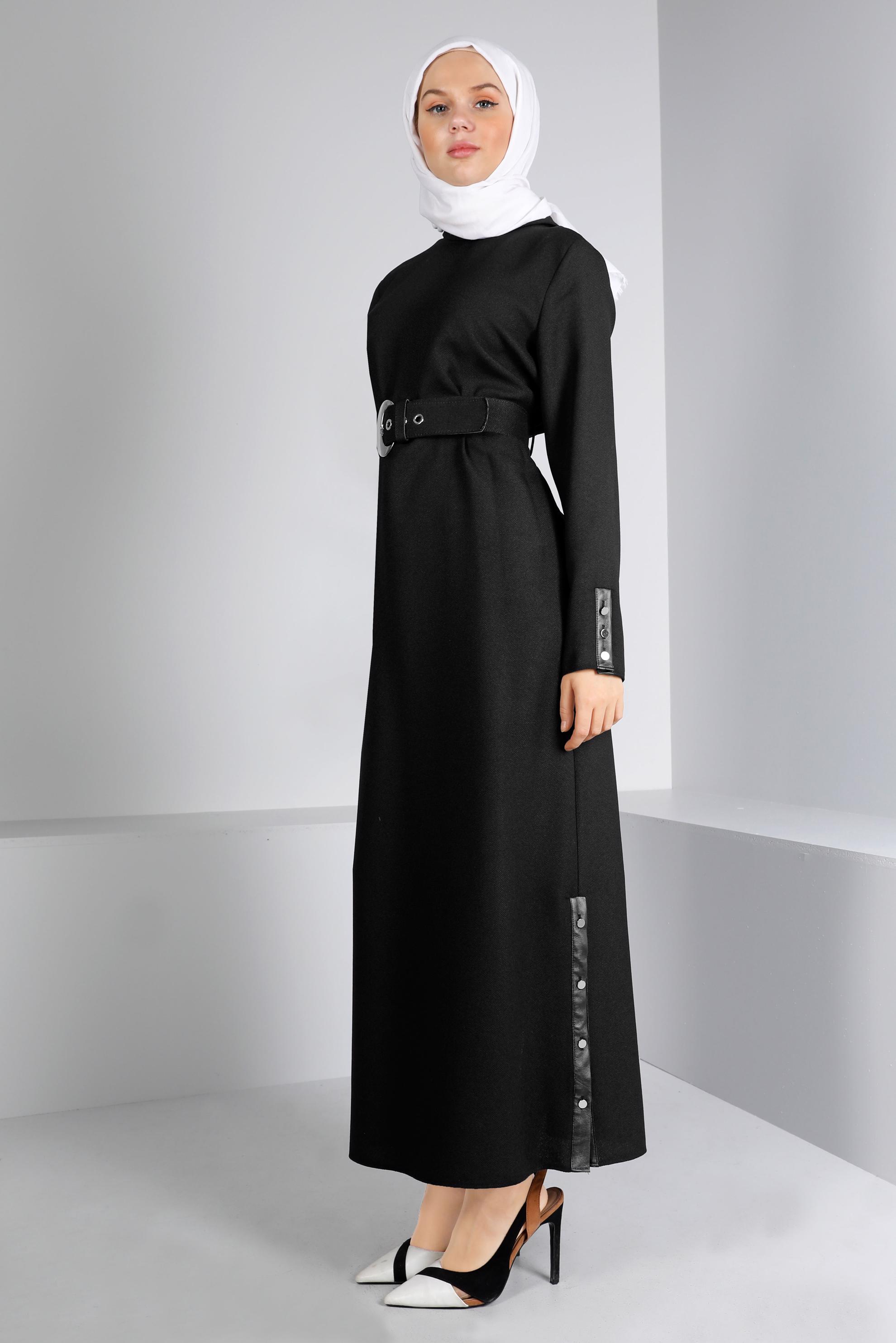 Tesettür giyim SİYAH KEMERLİ DÜĞME DETAYLI ELBİSE 43383