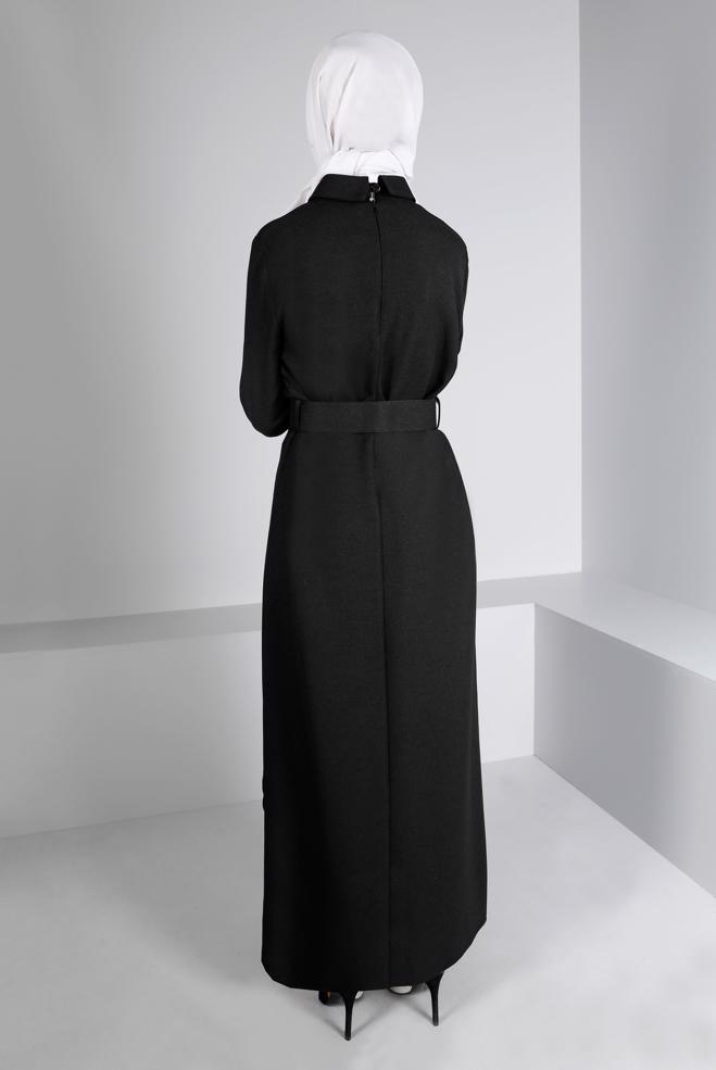 Tesettür giyim SİYAH KEMERLİ DÜĞME DETAYLI ELBİSE 43383 - ALVİNA