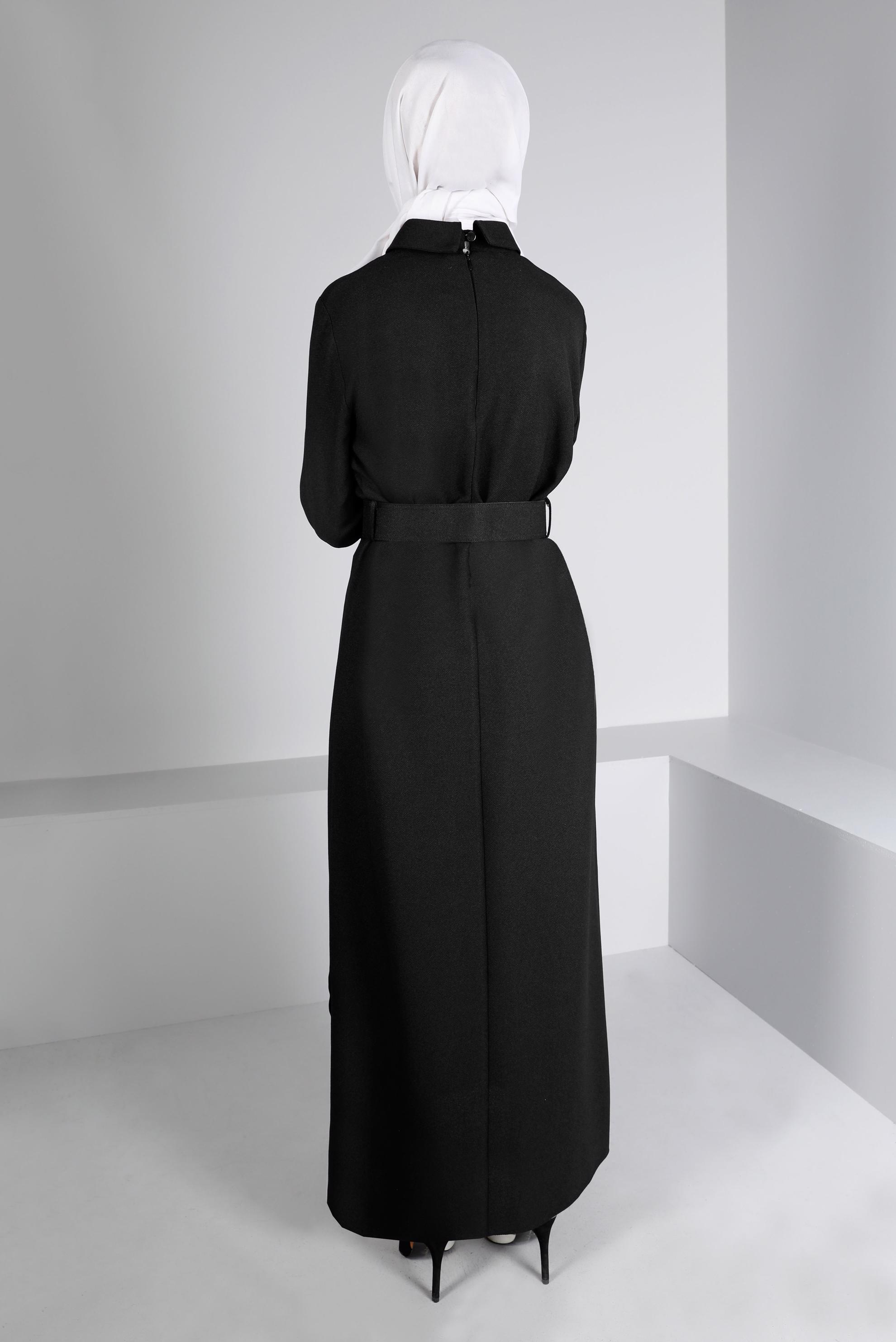 Tesettür giyim SİYAH KEMERLİ DÜĞME DETAYLI ELBİSE 43383