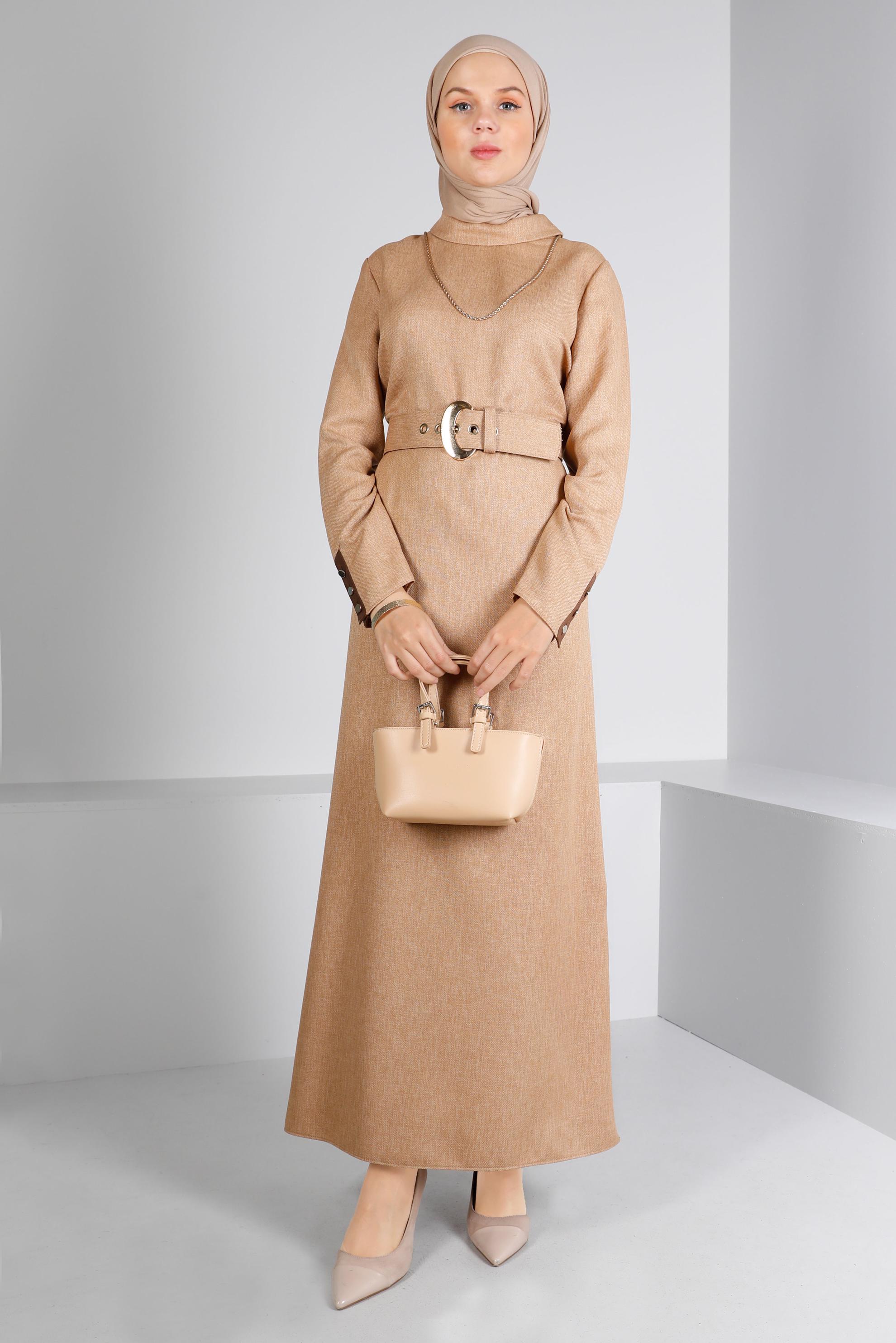 Tesettür giyim KAHVE KEMERLİ DÜĞME DETAYLI ELBİSE 43383