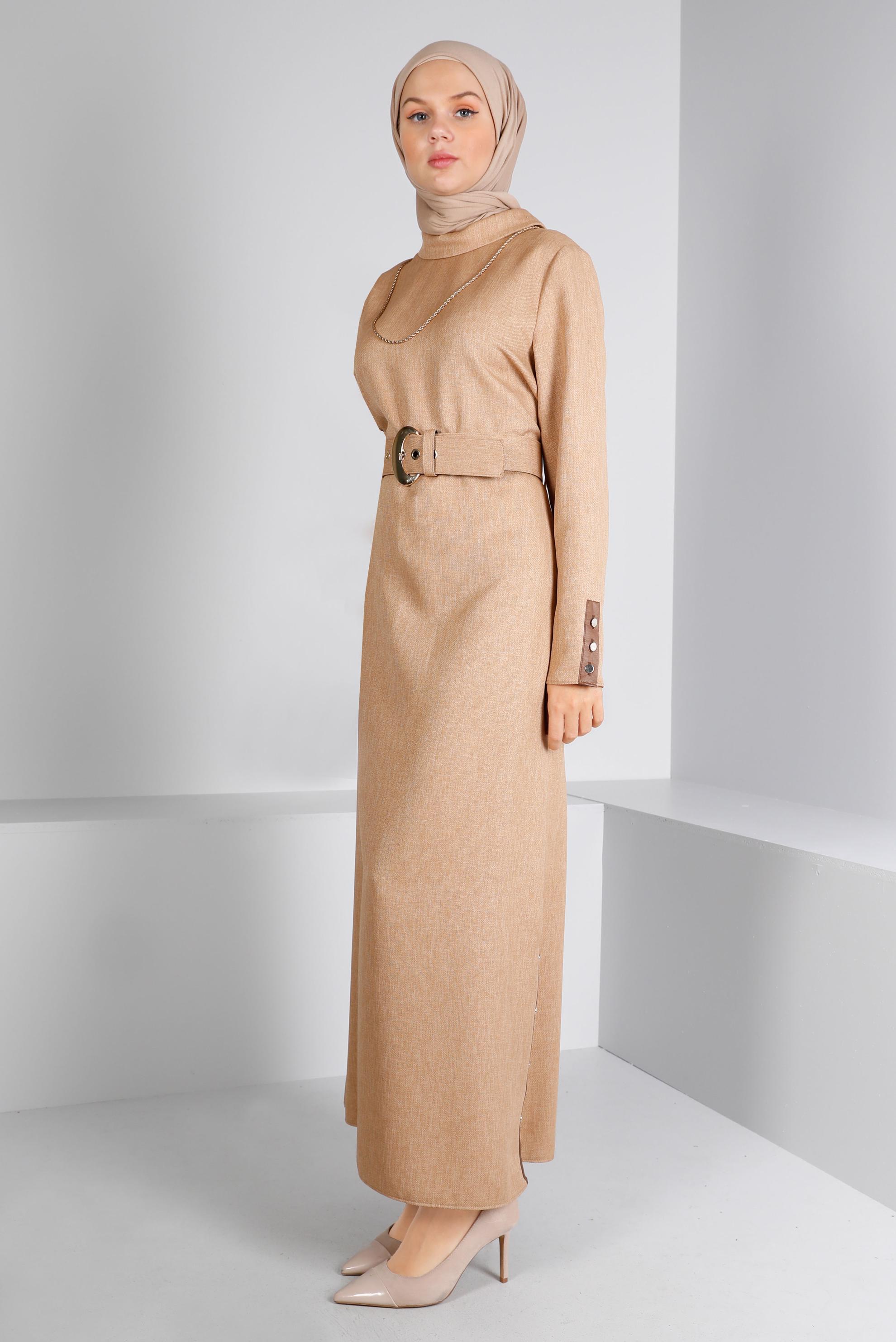 Tesettür giyim KAHVE KEMERLİ DÜĞME DETAYLI ELBİSE 43383