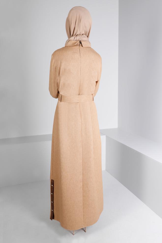 Tesettür giyim KAHVE KEMERLİ DÜĞME DETAYLI ELBİSE 43383 - ALVİNA