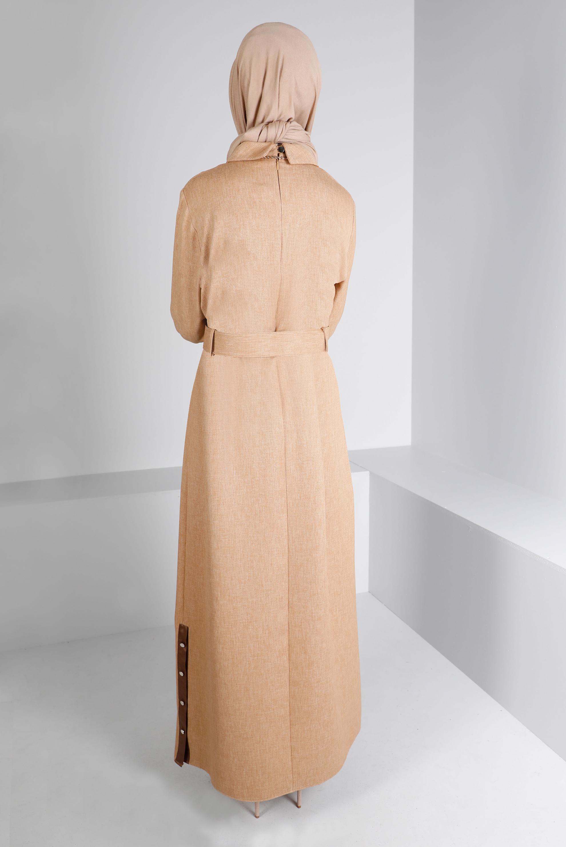 Tesettür giyim KAHVE KEMERLİ DÜĞME DETAYLI ELBİSE 43383