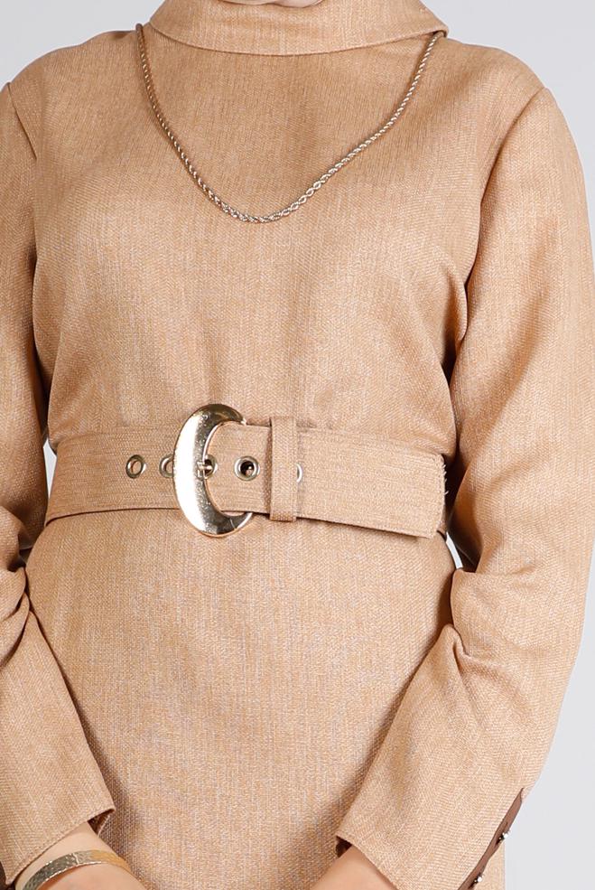 Tesettür giyim KAHVE KEMERLİ DÜĞME DETAYLI ELBİSE 43383 - ALVİNA