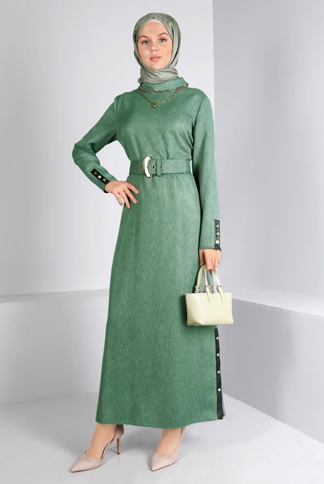 Tesettür giyim HAKİ KEMERLİ DÜĞME DETAYLI ELBİSE 43383 - ALVİNA
