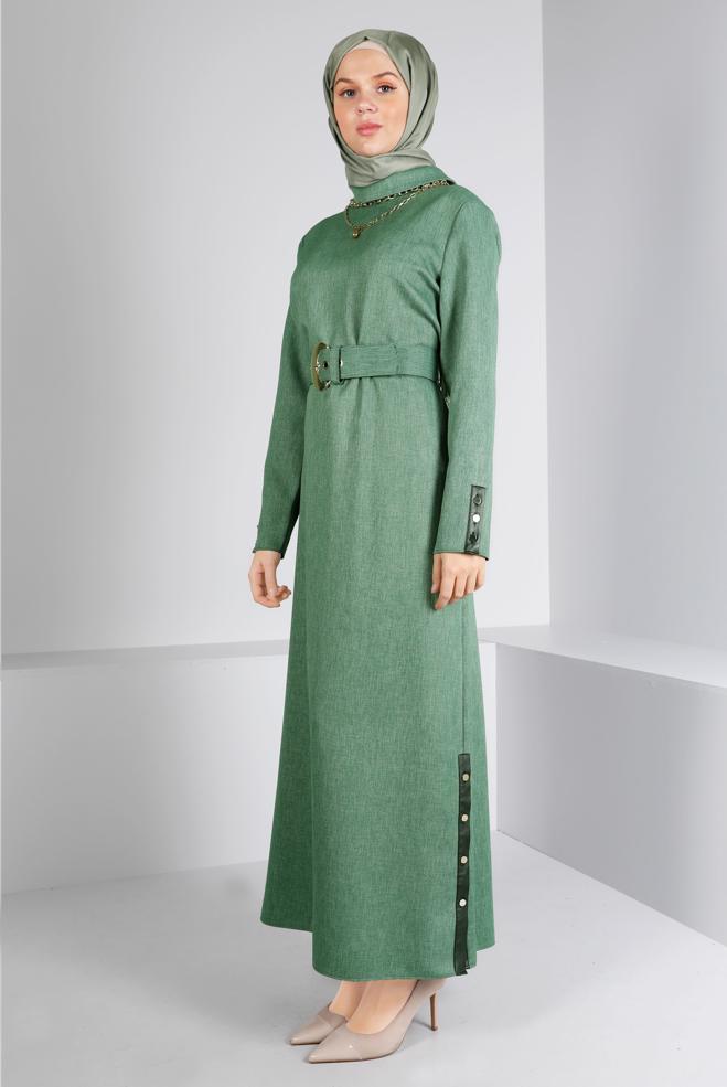 Tesettür giyim HAKİ KEMERLİ DÜĞME DETAYLI ELBİSE 43383 - ALVİNA