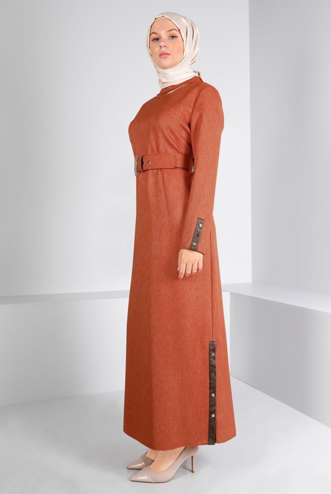 Tesettür giyim TURUNCU KEMERLİ DÜĞME DETAYLI ELBİSE 43383 - ALVİNA