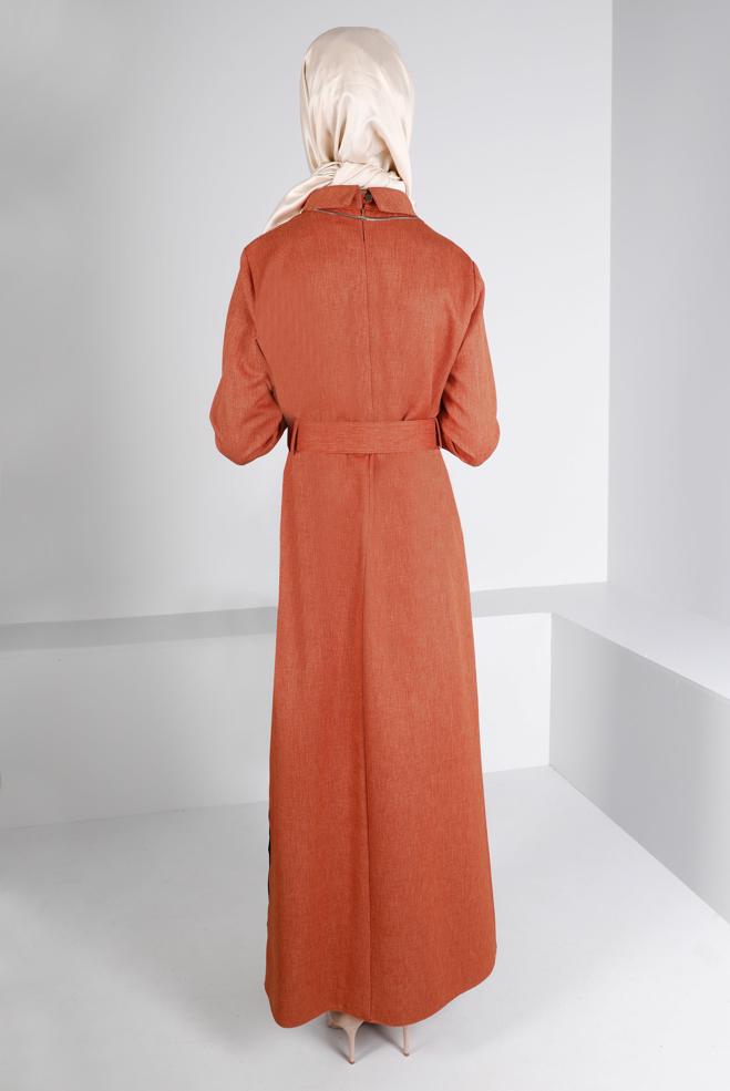 Tesettür giyim TURUNCU KEMERLİ DÜĞME DETAYLI ELBİSE 43383 - ALVİNA