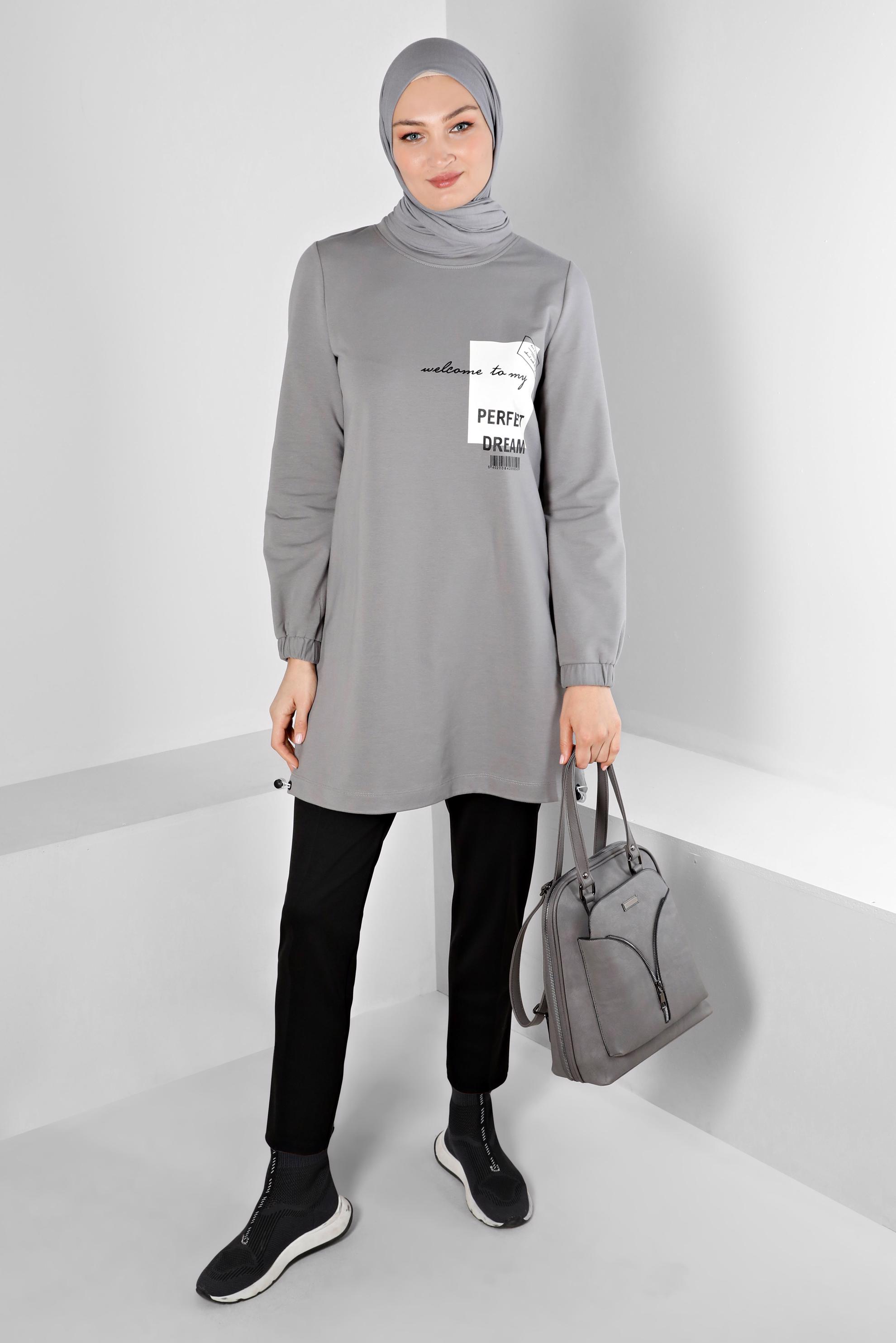Tesettür giyim GRİ BASKI DETAYLI YAZILI EŞOFMAN TUNİK 43344