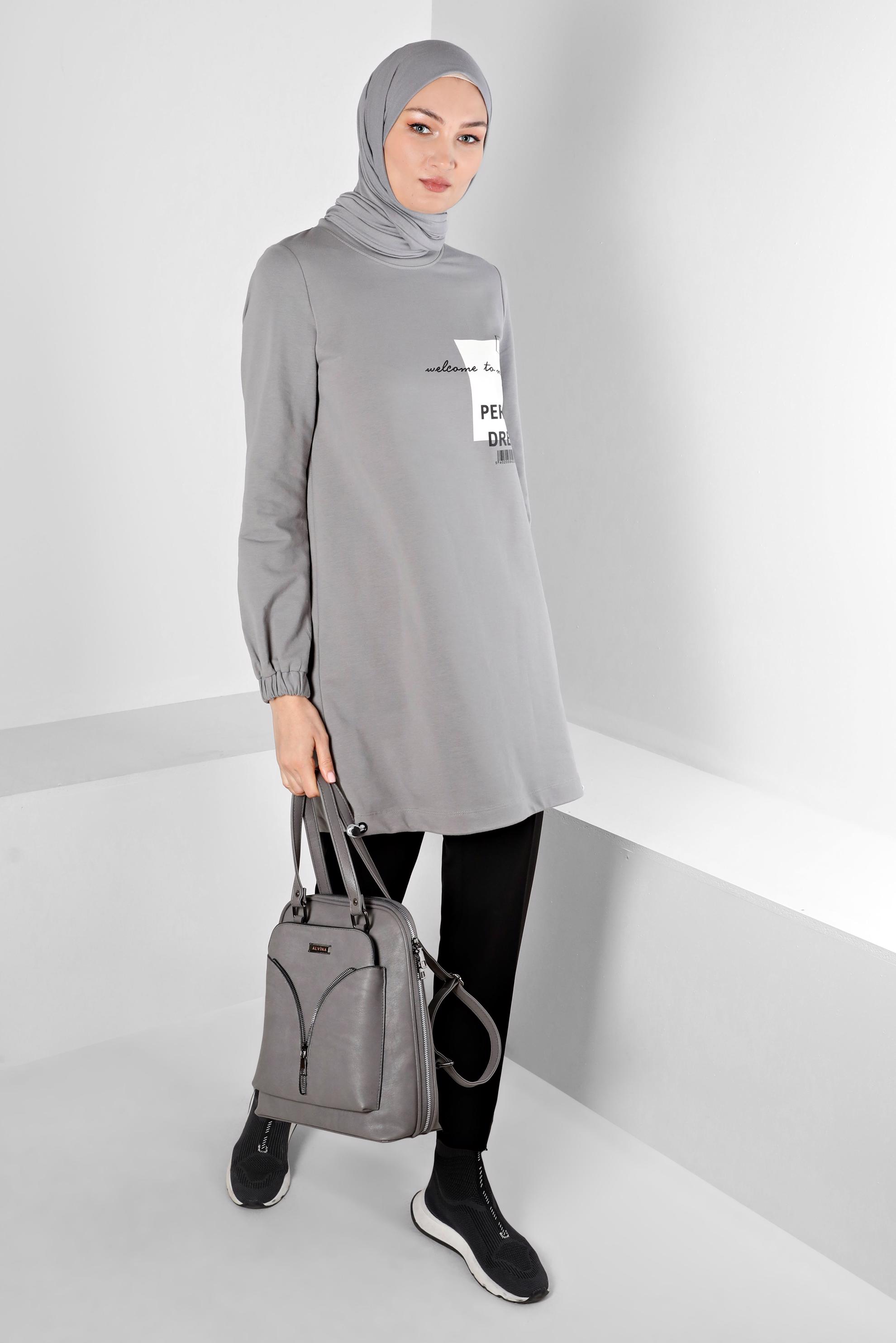 Tesettür giyim GRİ BASKI DETAYLI YAZILI EŞOFMAN TUNİK 43344