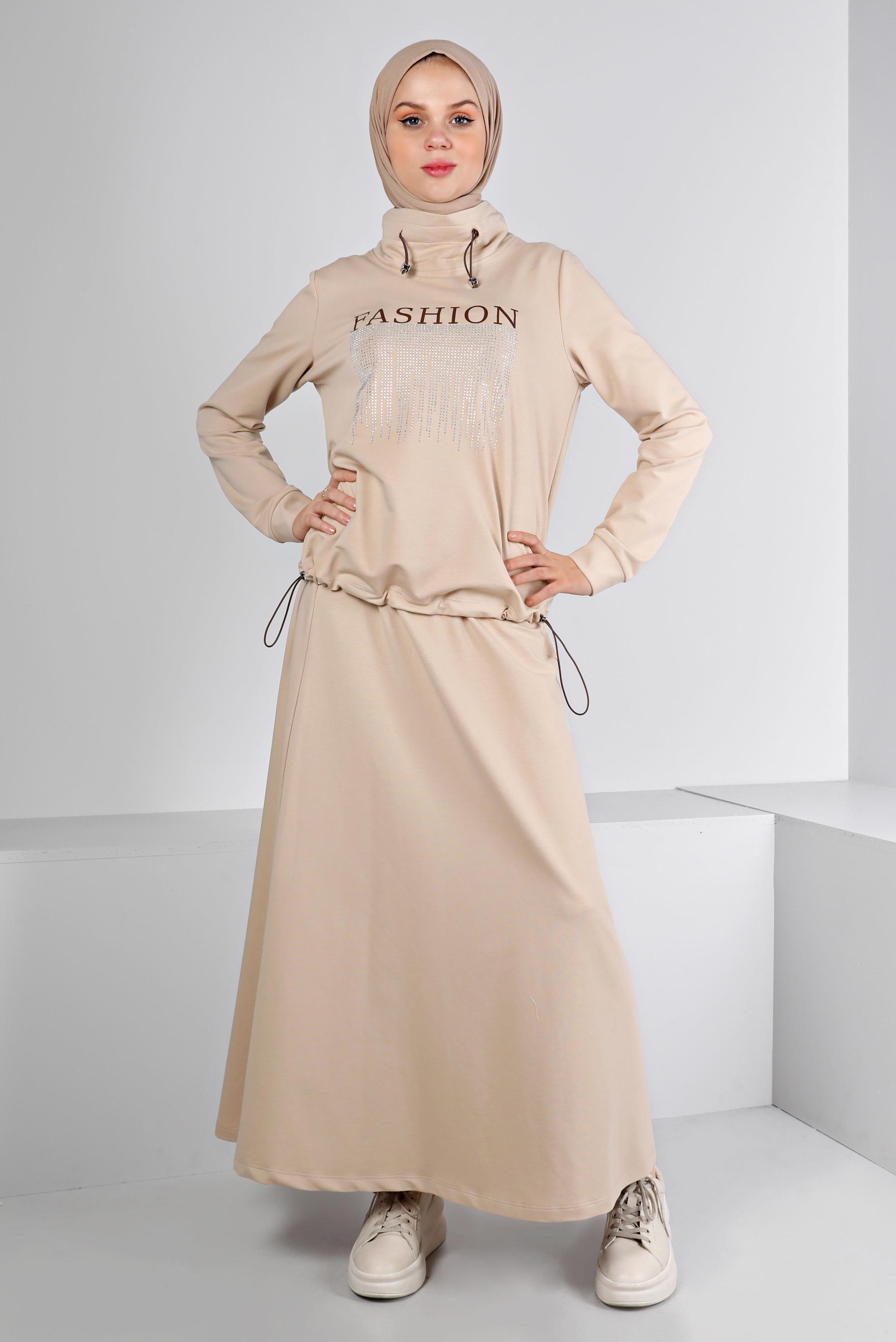Vêtements hijab BEIGE ENSEMBLE DE SURVÊTEMENT 2 PIÈCES AVEC JUPE À SLOGAN 43388