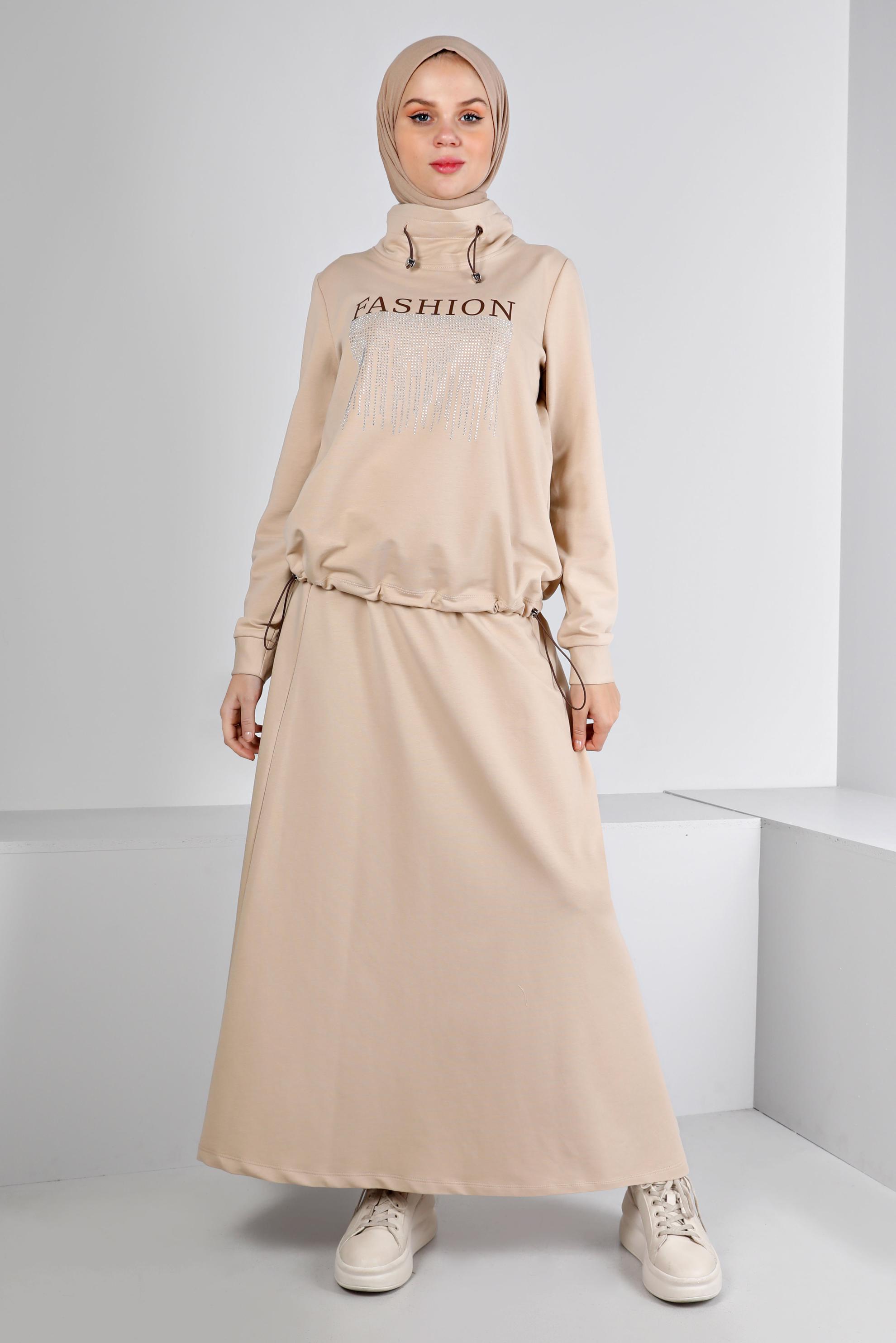 Vêtements hijab BEIGE ENSEMBLE DE SURVÊTEMENT 2 PIÈCES AVEC JUPE À SLOGAN 43388