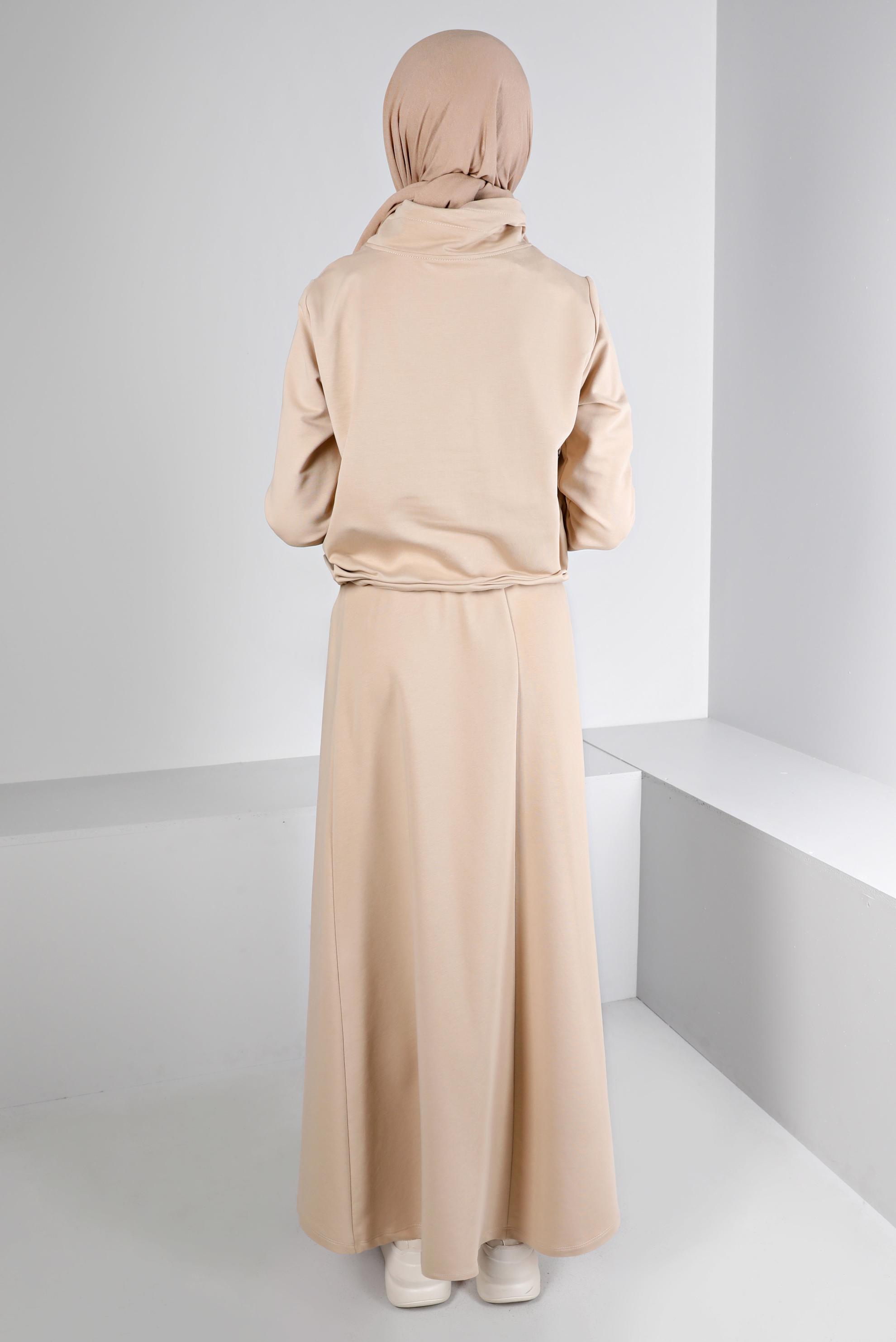 Vêtements hijab BEIGE ENSEMBLE DE SURVÊTEMENT 2 PIÈCES AVEC JUPE À SLOGAN 43388