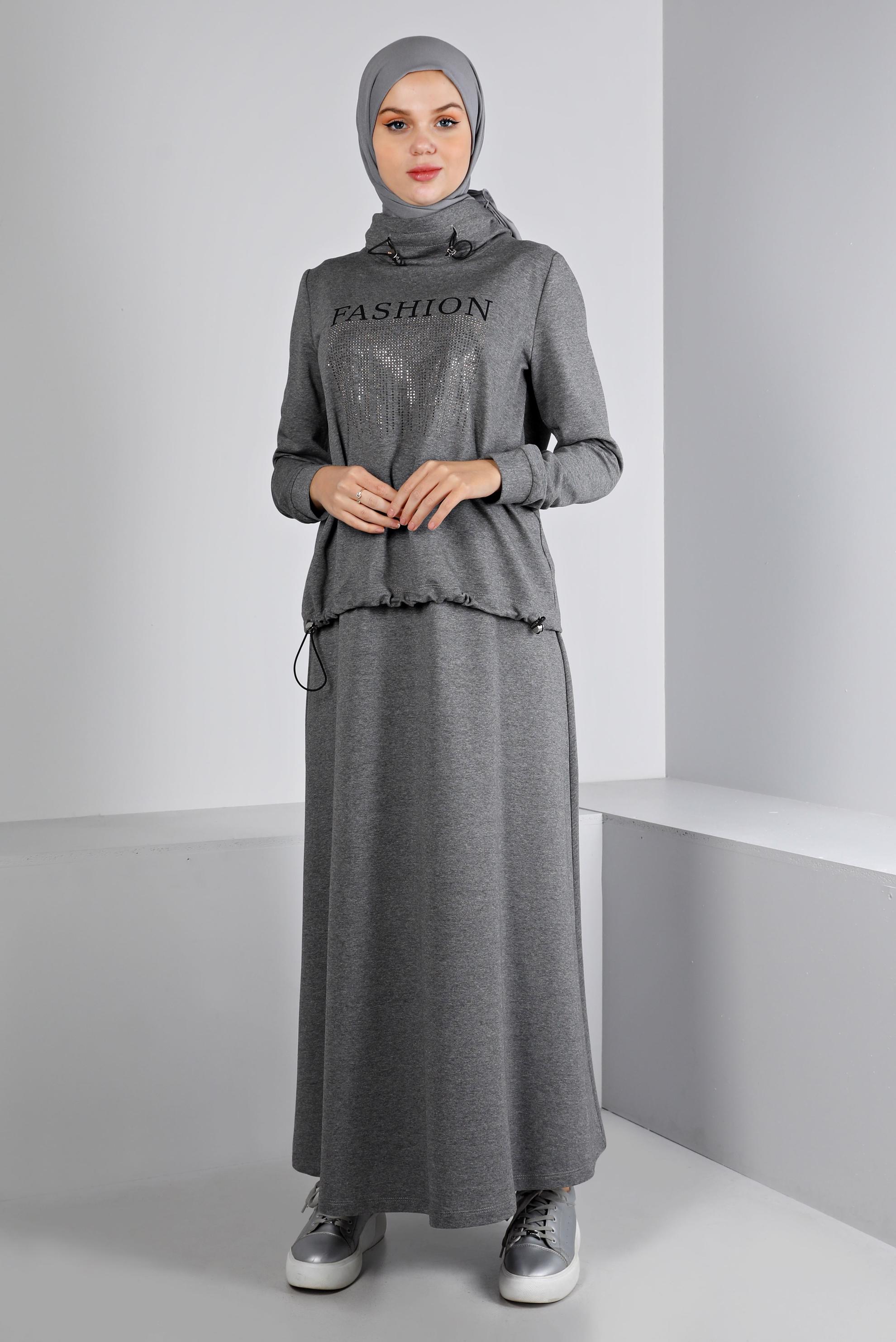Tesettür giyim GRİ BASKI DETAYLI İKİLİ ETEKLİ EŞOFMAN TAKIMI 43388