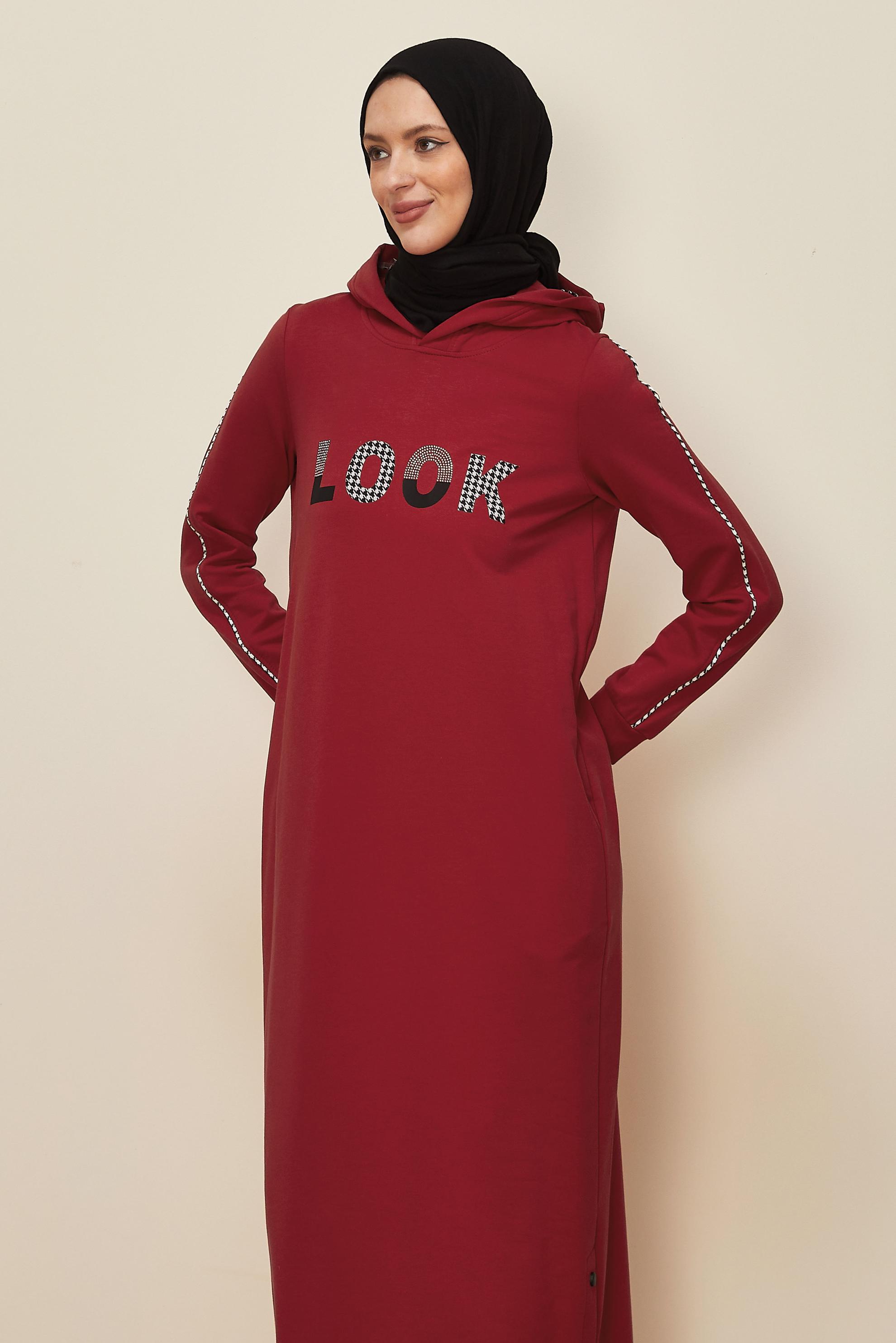 Tesettür giyim KIRMIZI KAPÜŞONLU BASKILI EŞOFMAN ELBİSE 43412 