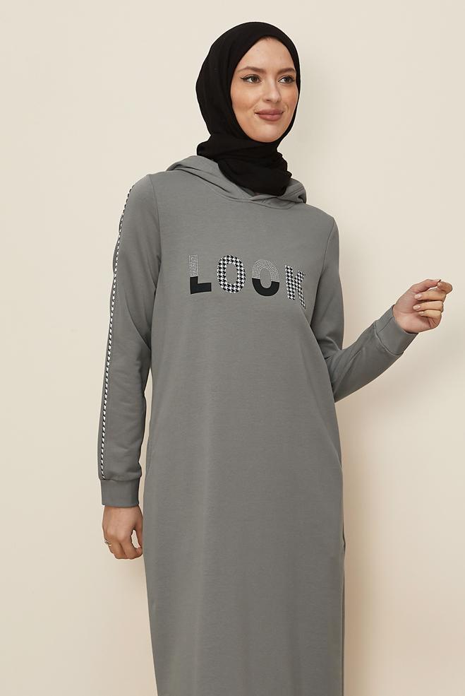 Tesettür giyim GRİ KAPÜŞONLU BASKILI EŞOFMAN ELBİSE 43412  - ALVİNA