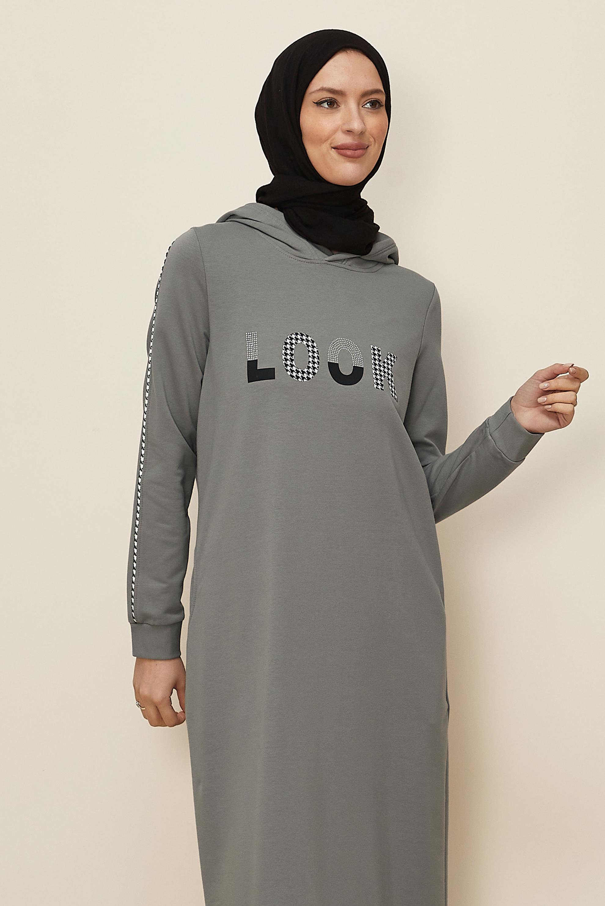 Tesettür giyim GRİ KAPÜŞONLU BASKILI EŞOFMAN ELBİSE 43412 