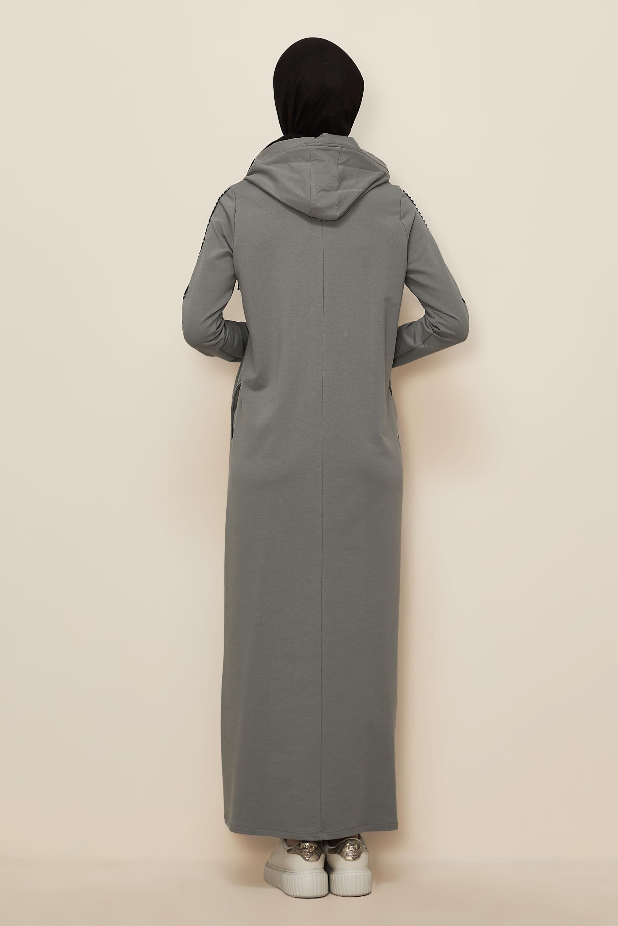 Tesettür giyim GRİ KAPÜŞONLU BASKILI EŞOFMAN ELBİSE 43412 