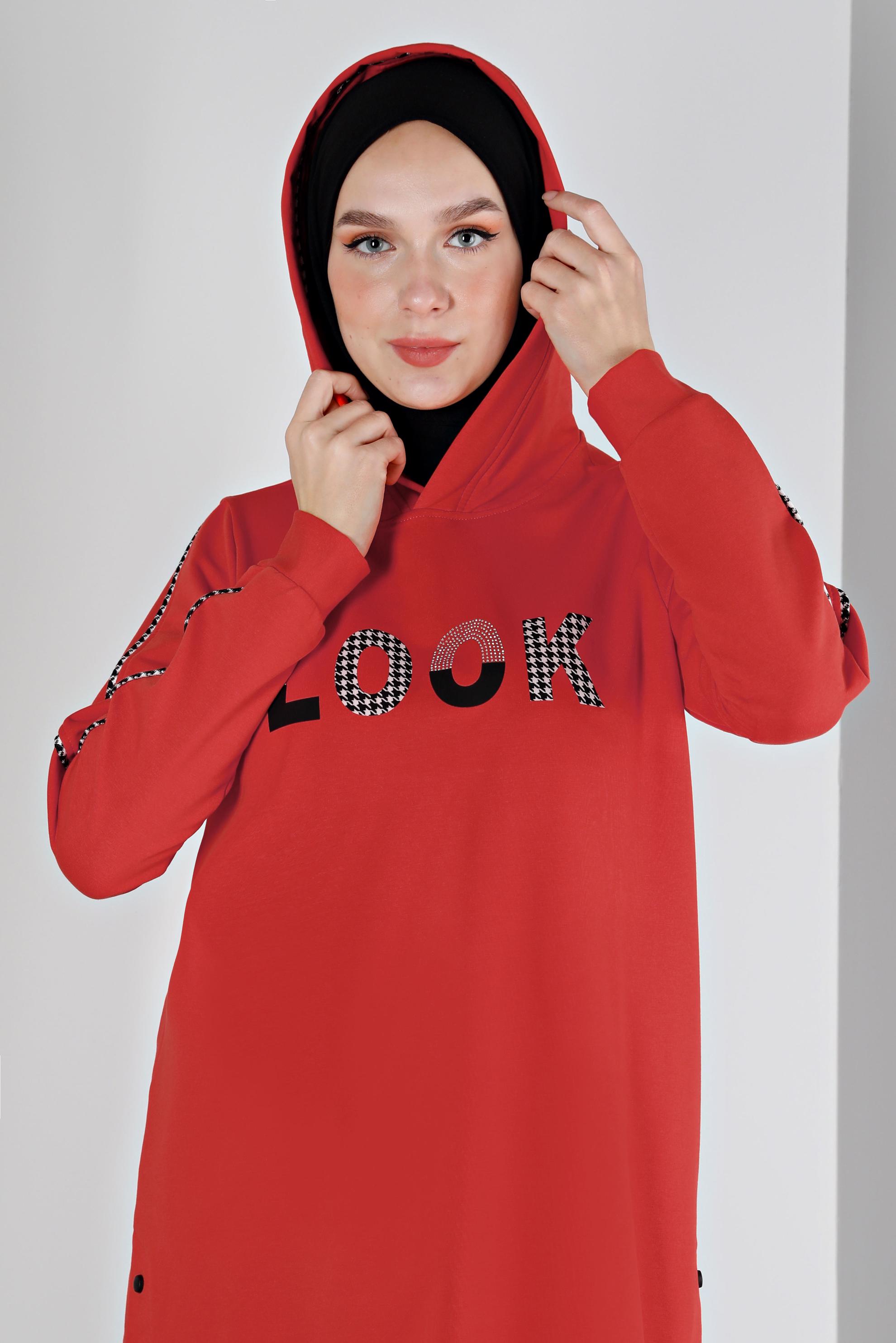 Tesettür giyim KIRMIZI YAZI DETAYLI KAPÜŞONLU EŞOFMAN TUNİK 43443 