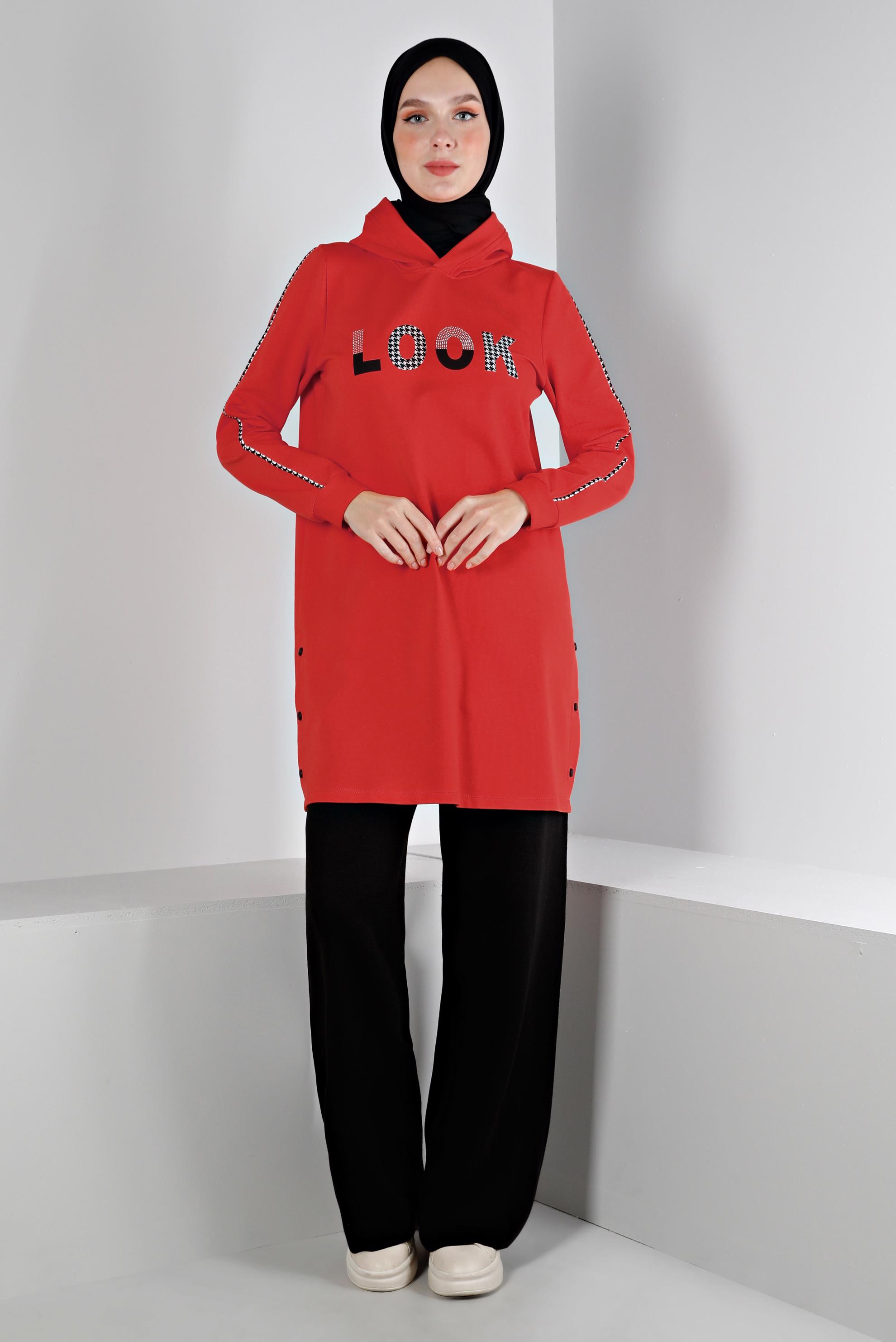 Tesettür giyim KIRMIZI YAZI DETAYLI KAPÜŞONLU EŞOFMAN TUNİK 43443 